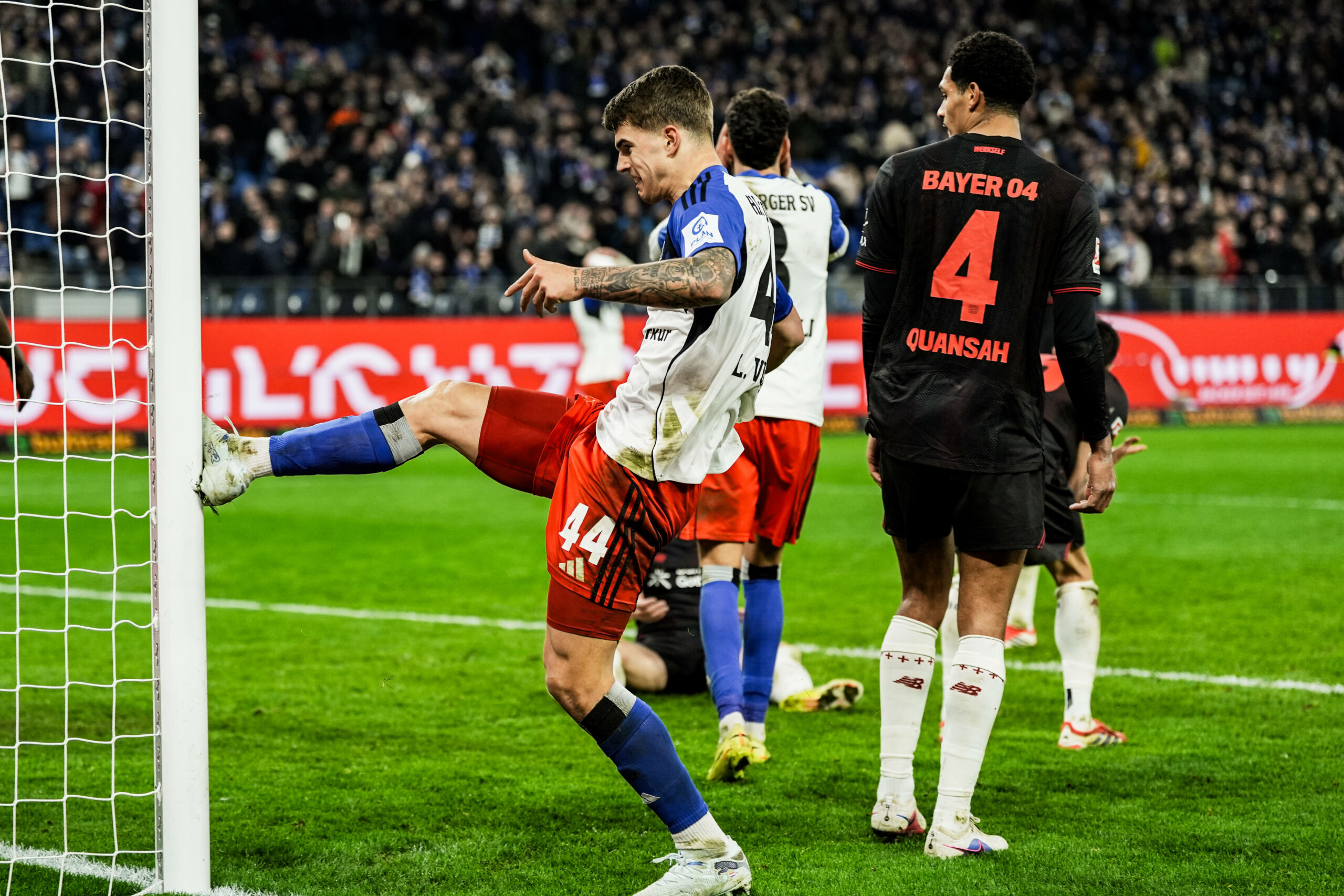 Luka Vuskovic tritt nach einem HSV-Spiel wütend gegen den Pfosten