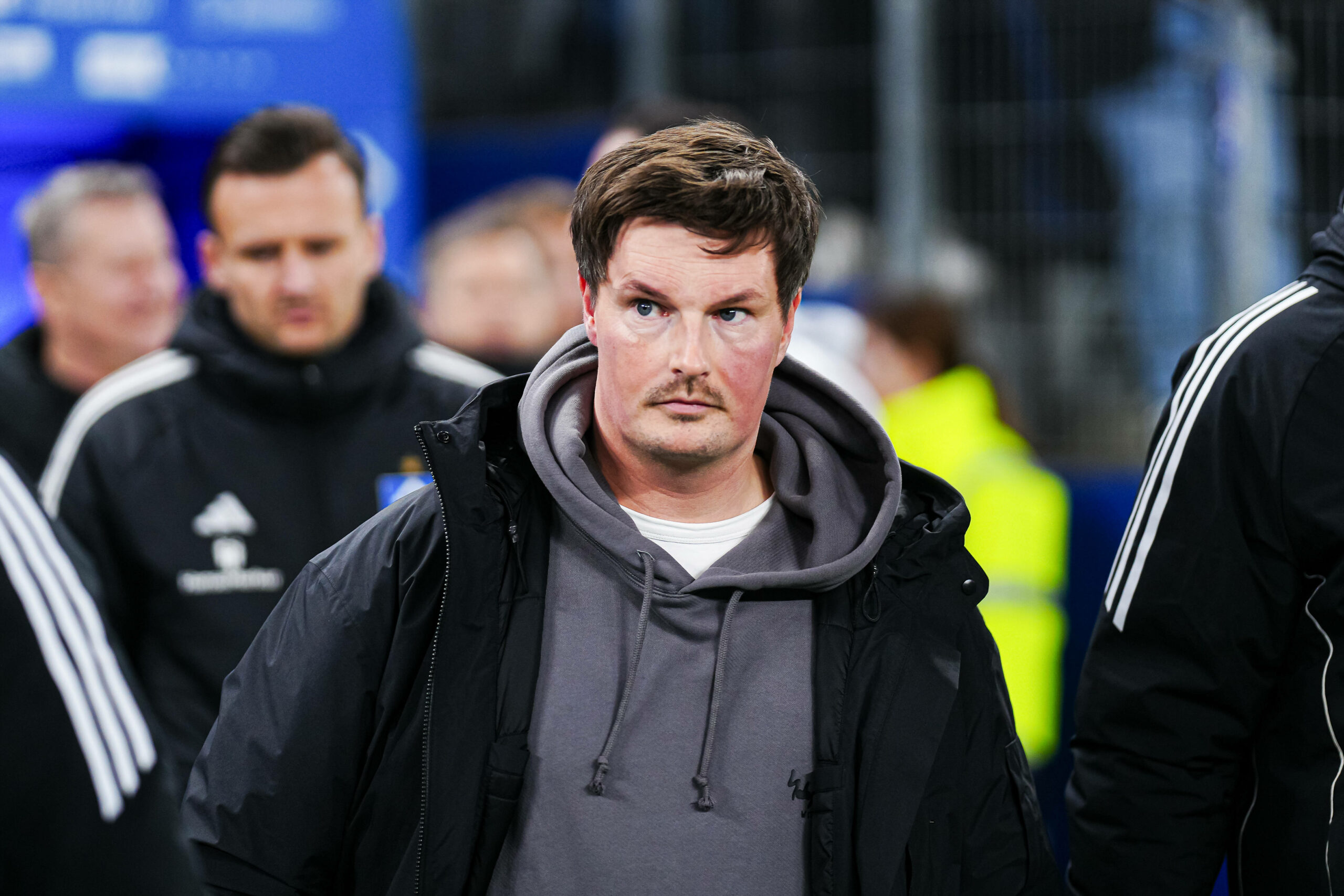 HSV-Trainer Merlin Polzin schaut besorgt drein