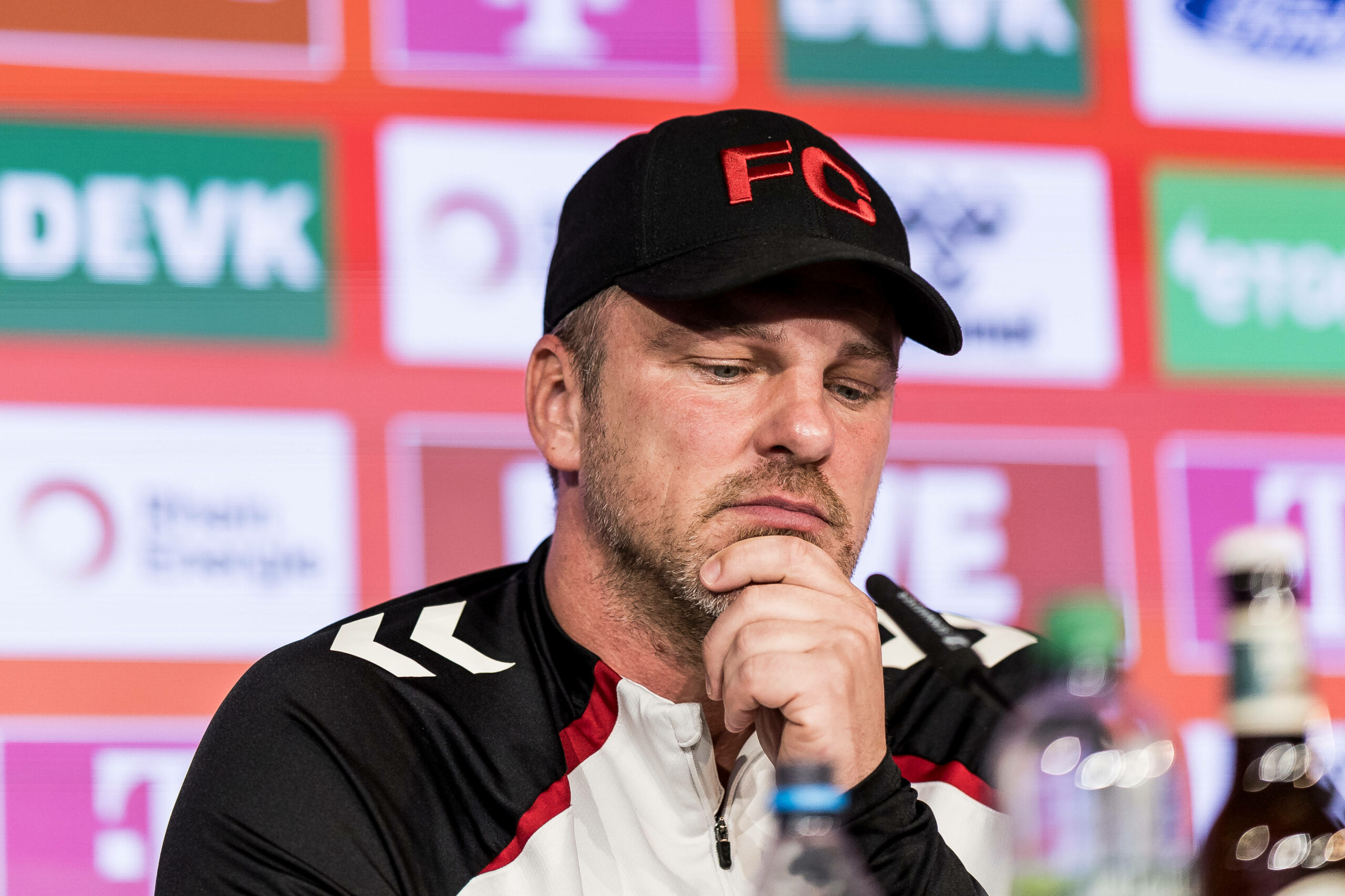 Kwasniok auf einer Pressekonferenz