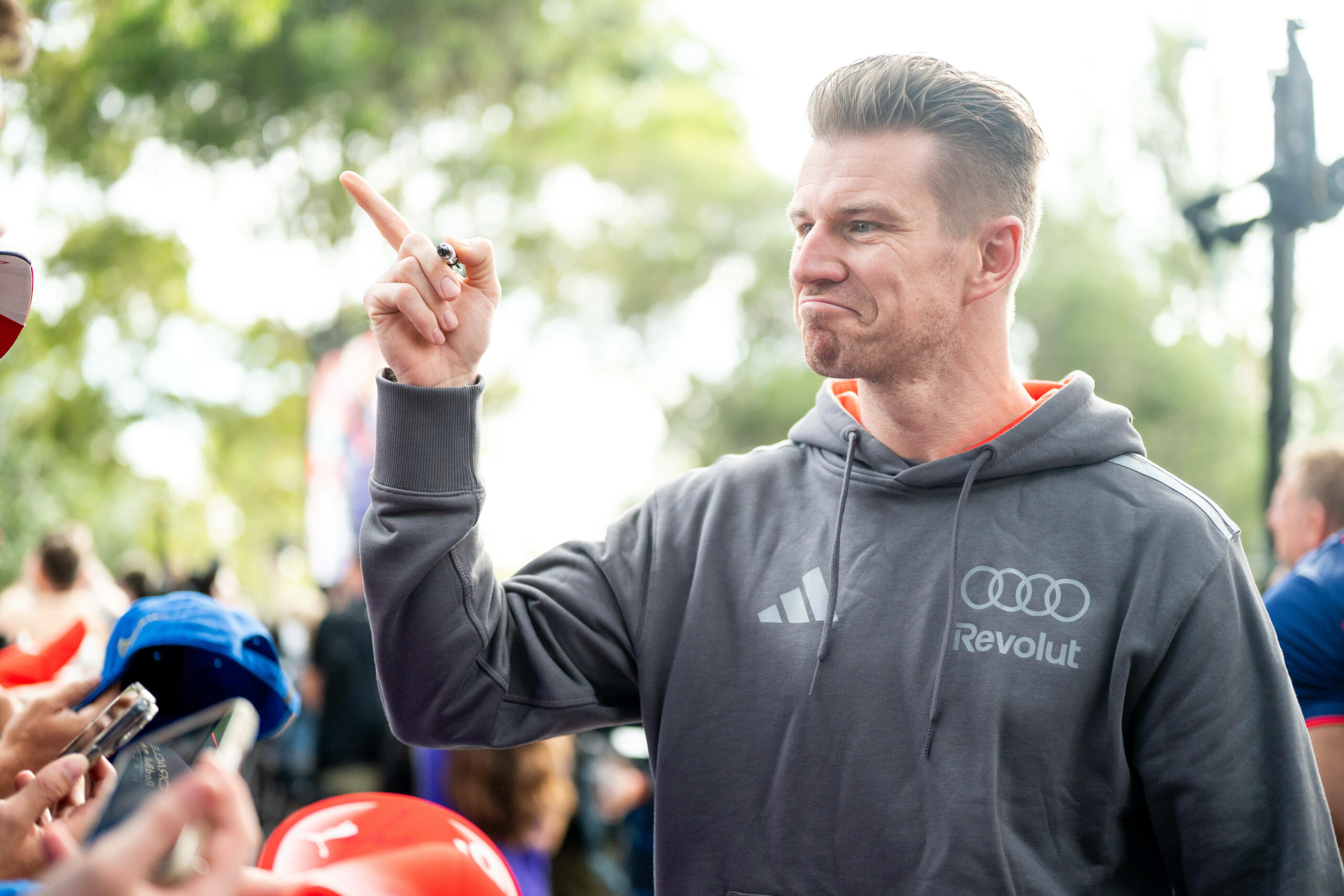 Nico Hülkenberg mit Zeigefinger und zugespitztem Mund Richtung Fans