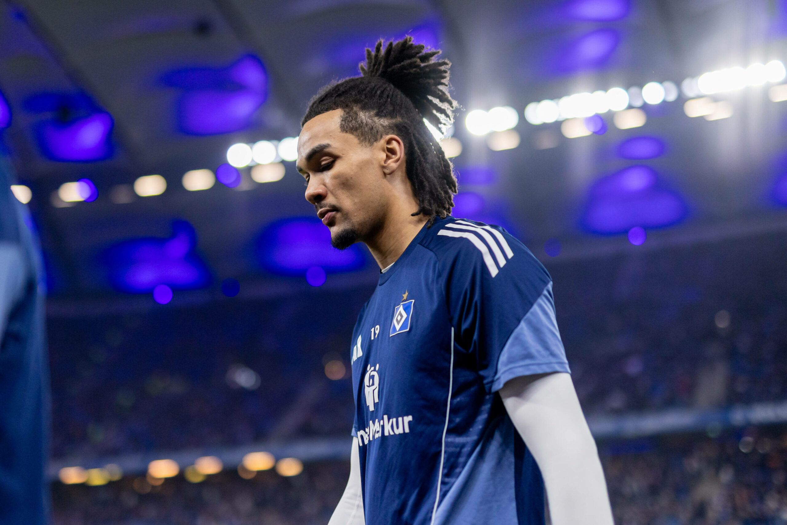 HSV-Stürmer Damion Downs läuft vor einem Spiel zum Aufwärmen auf den Platz