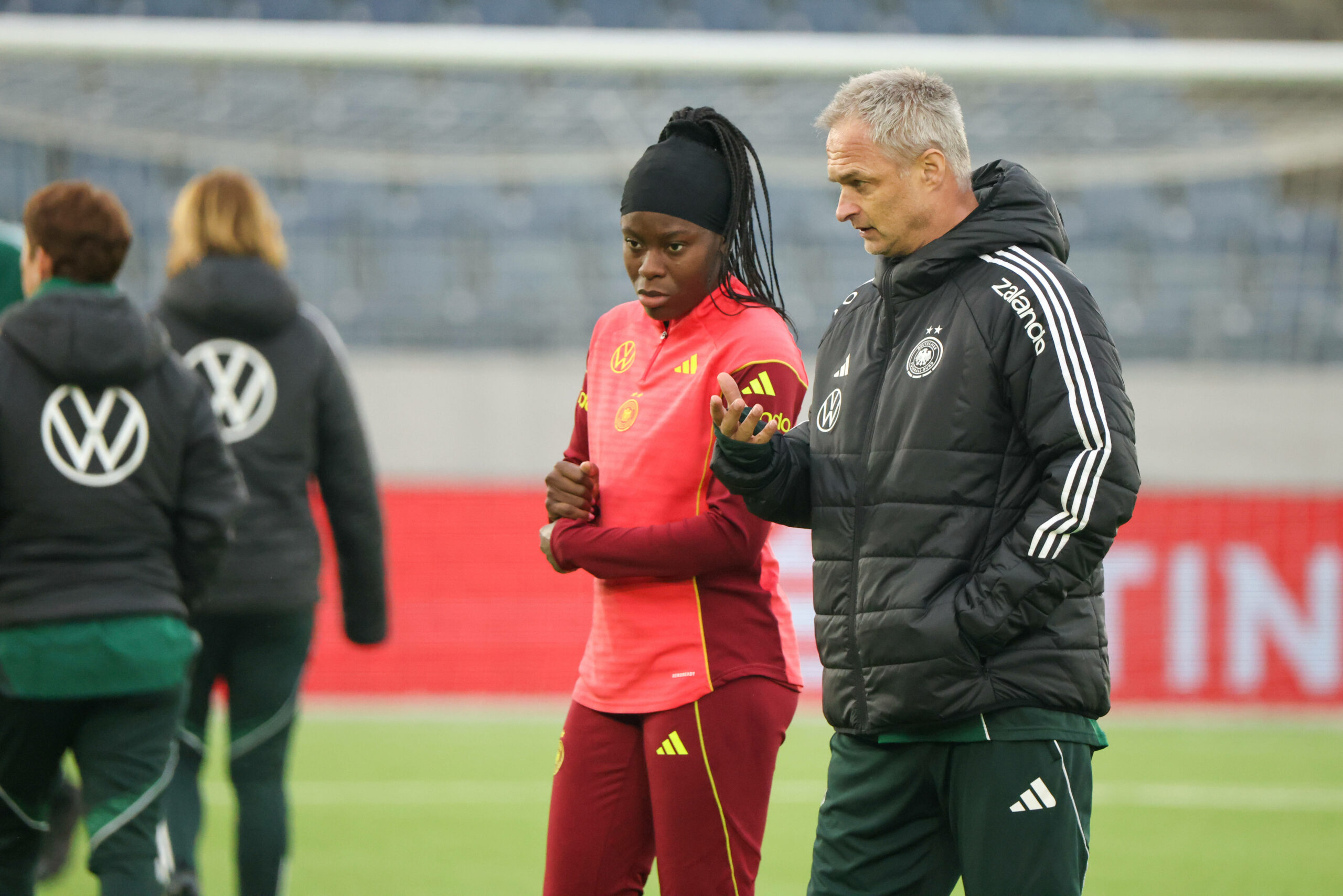 Christian Wück spricht mit seiner Spielerin Nicole Anyomi beim Training.