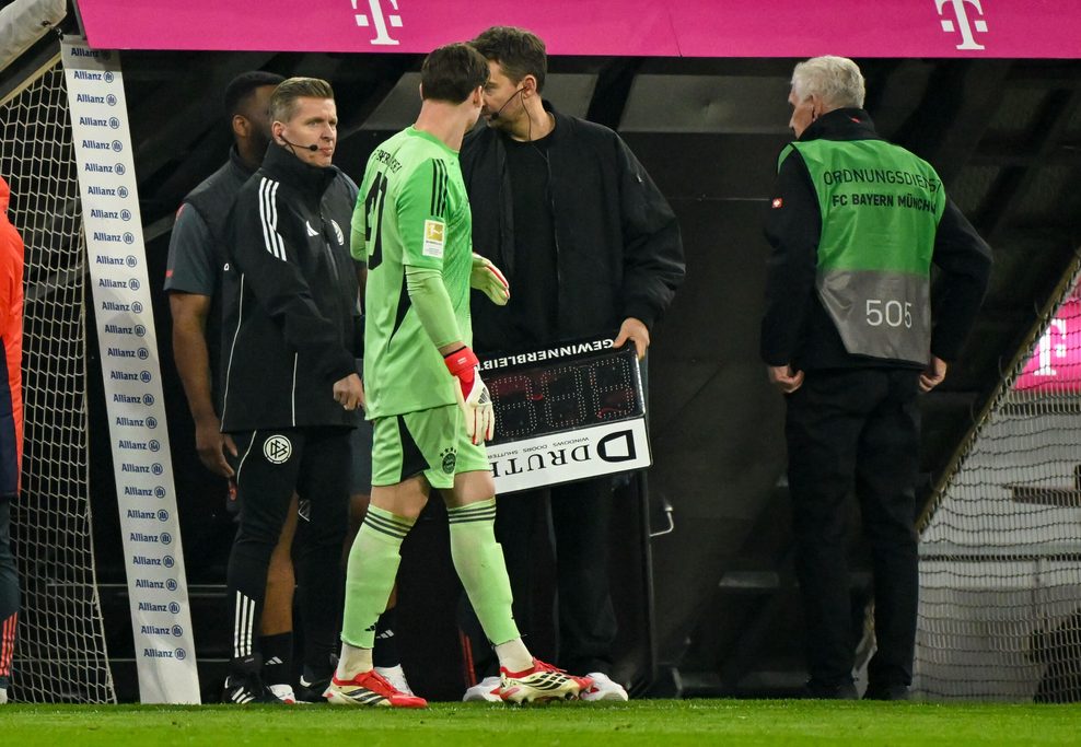 Bayern-Torwart Jonas Urbig wird für Manuel Neuer eingewechselt