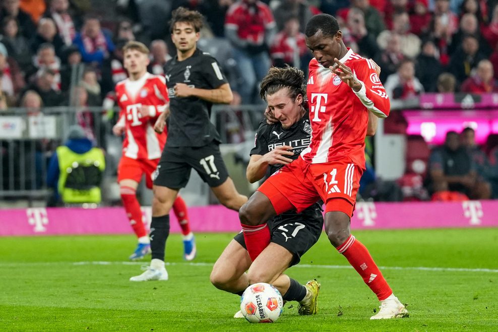 Rocco Reitz von Gladbach foult Nicolas Jackson von Bayern München