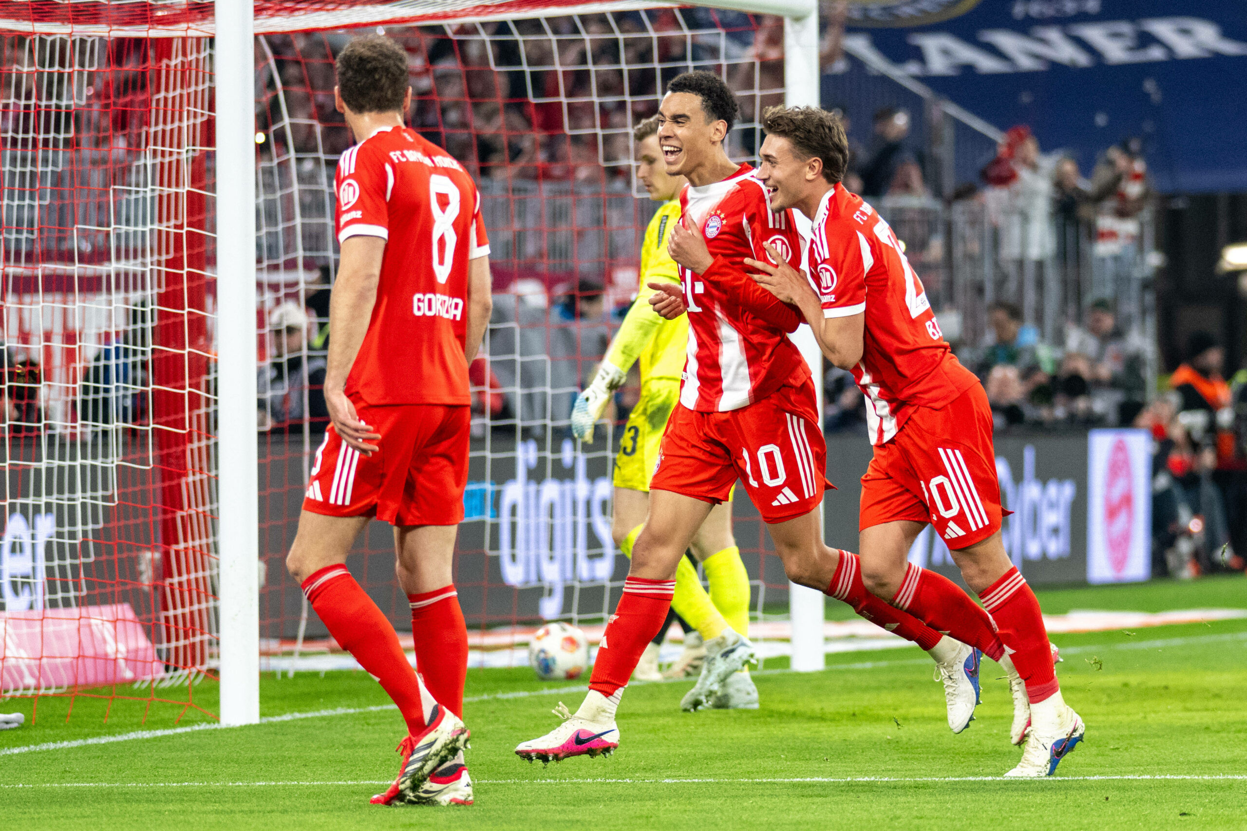 Jamal Musiala bejubelt ein Tor für den FC Bayern gegen Gladbach