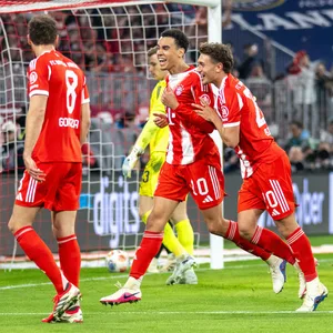 Jamal Musiala bejubelt ein Tor für den FC Bayern gegen Gladbach