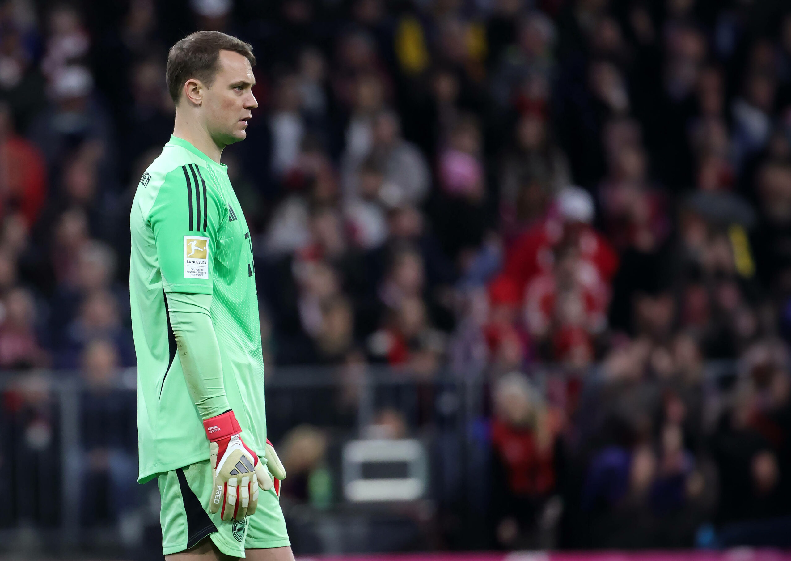 Manuel Neuer schaut sich das Spielgeschehen von seiner Torwartposition aus an