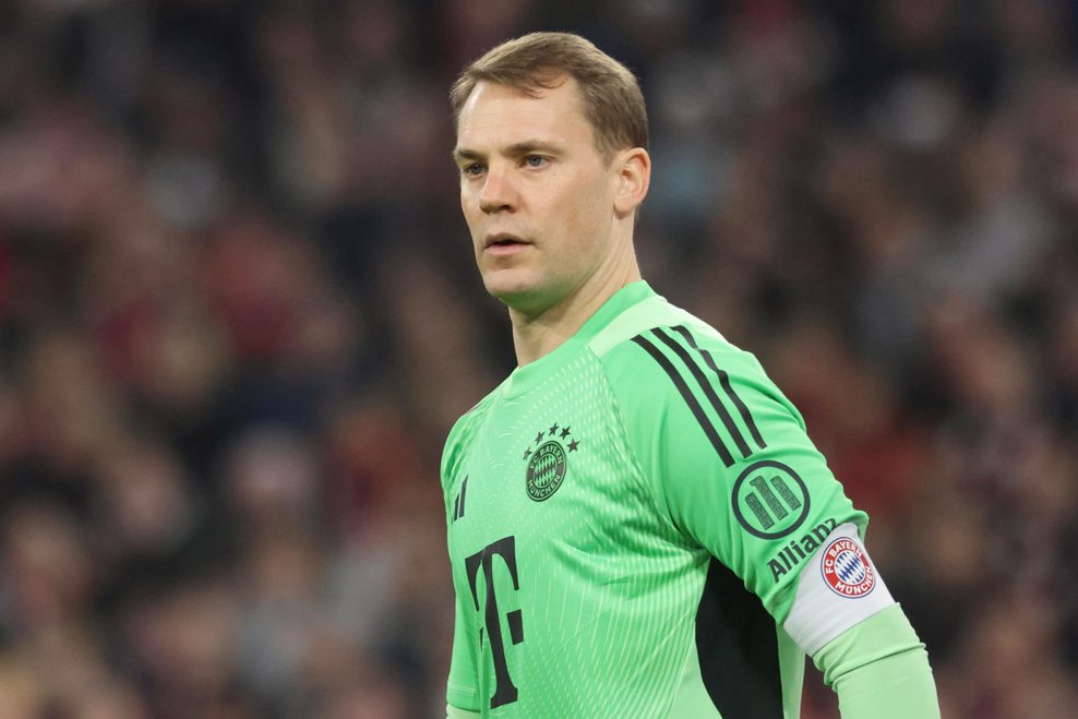 Manuel neuer in einem grünen Torwarttrikot und Kapitänsbinde.