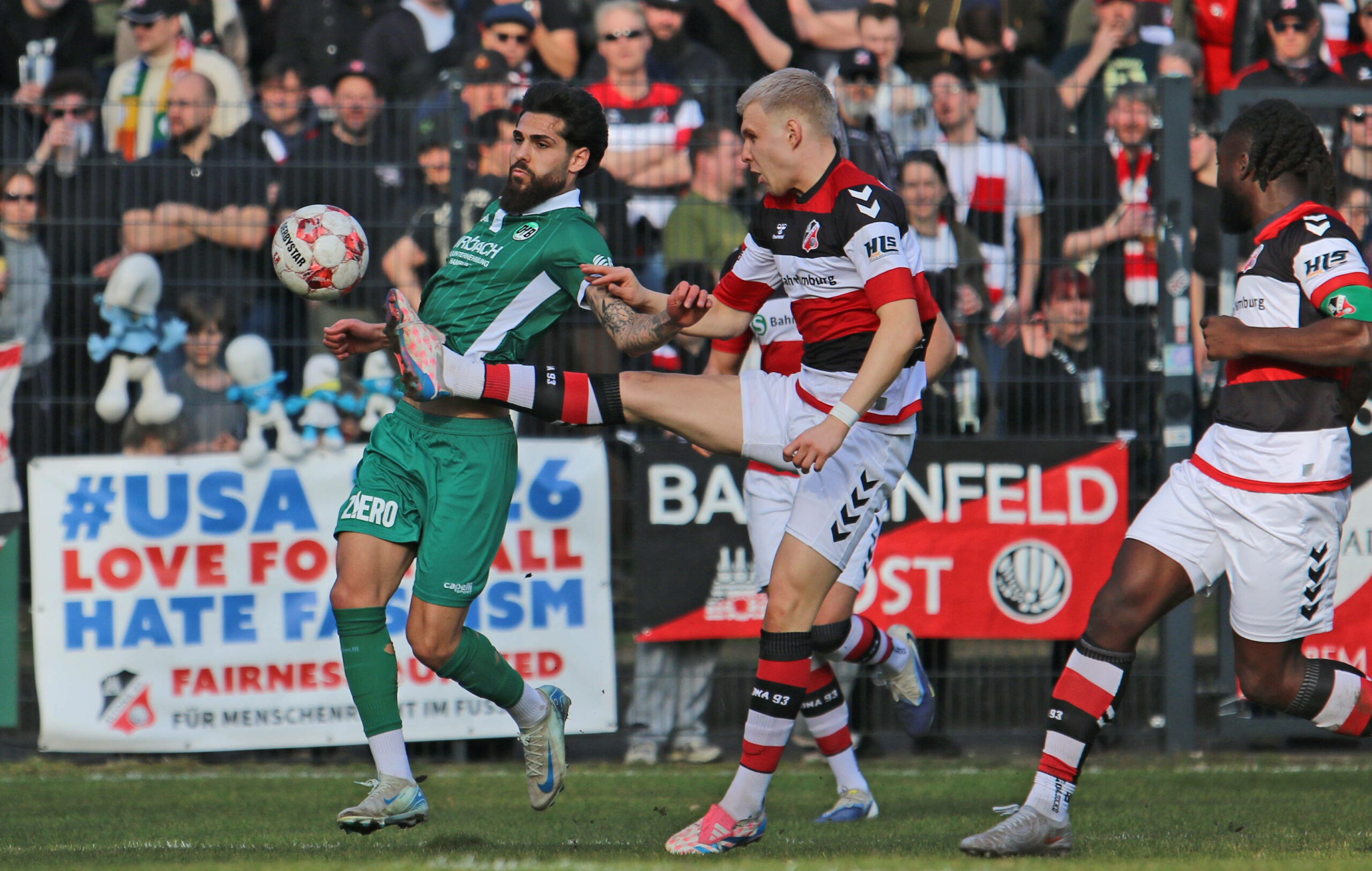 Ein Spieler Altonas spielt hebt das Bein gegen seinen Gegenspieler aus Lübeck.