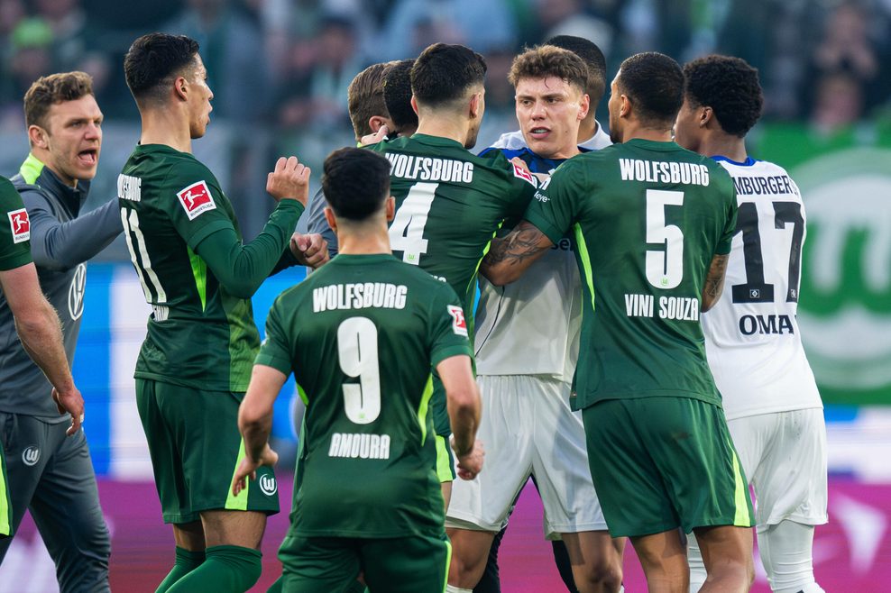 HSV-Prifi Nicolai Remberg wird nach dem Abpfiff von mehreren Wolfsburgern bedrängt.