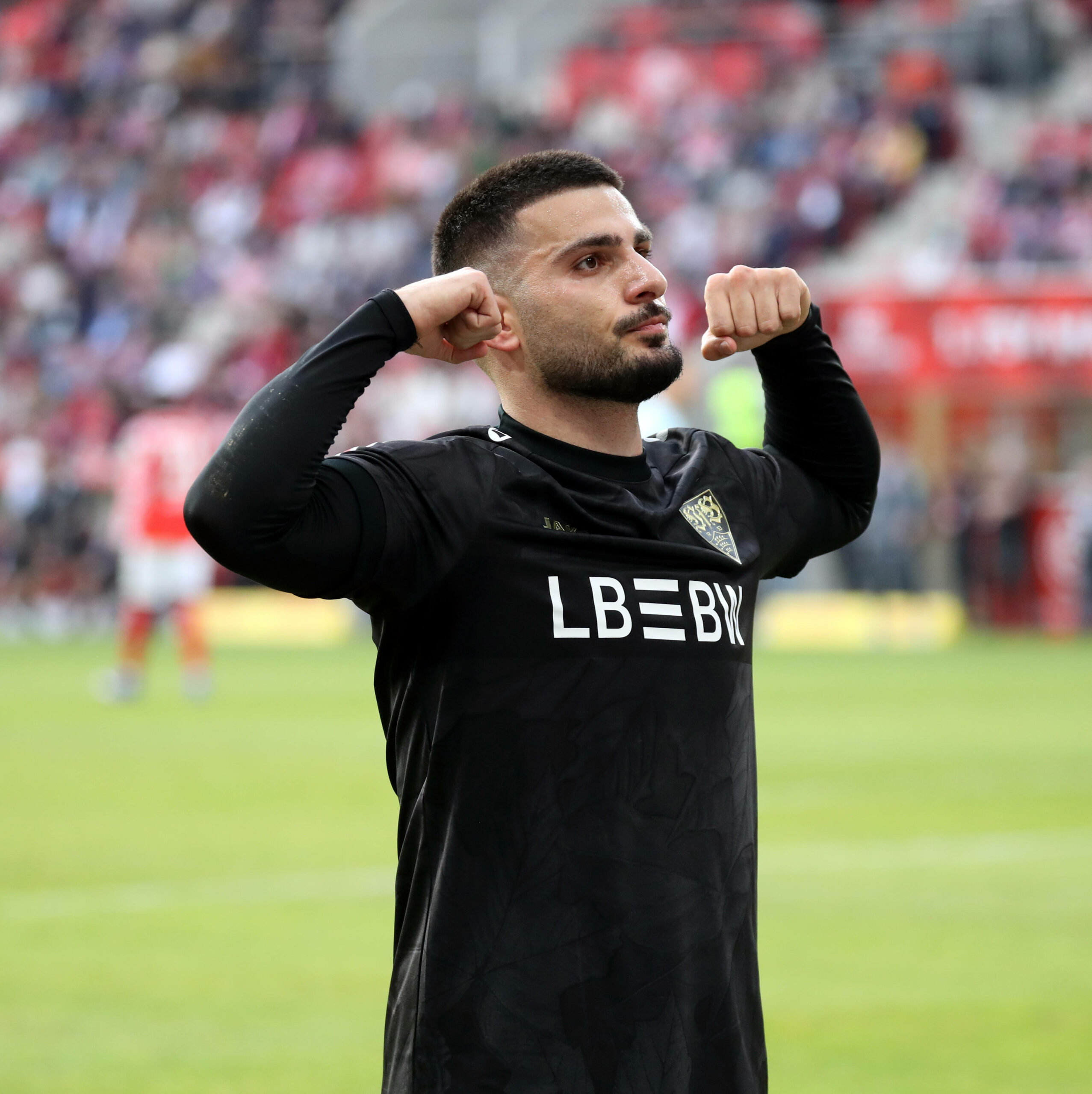 Deniz Undav lässt nach einem Tor für den VfB Stuttgart die Muskeln spielen