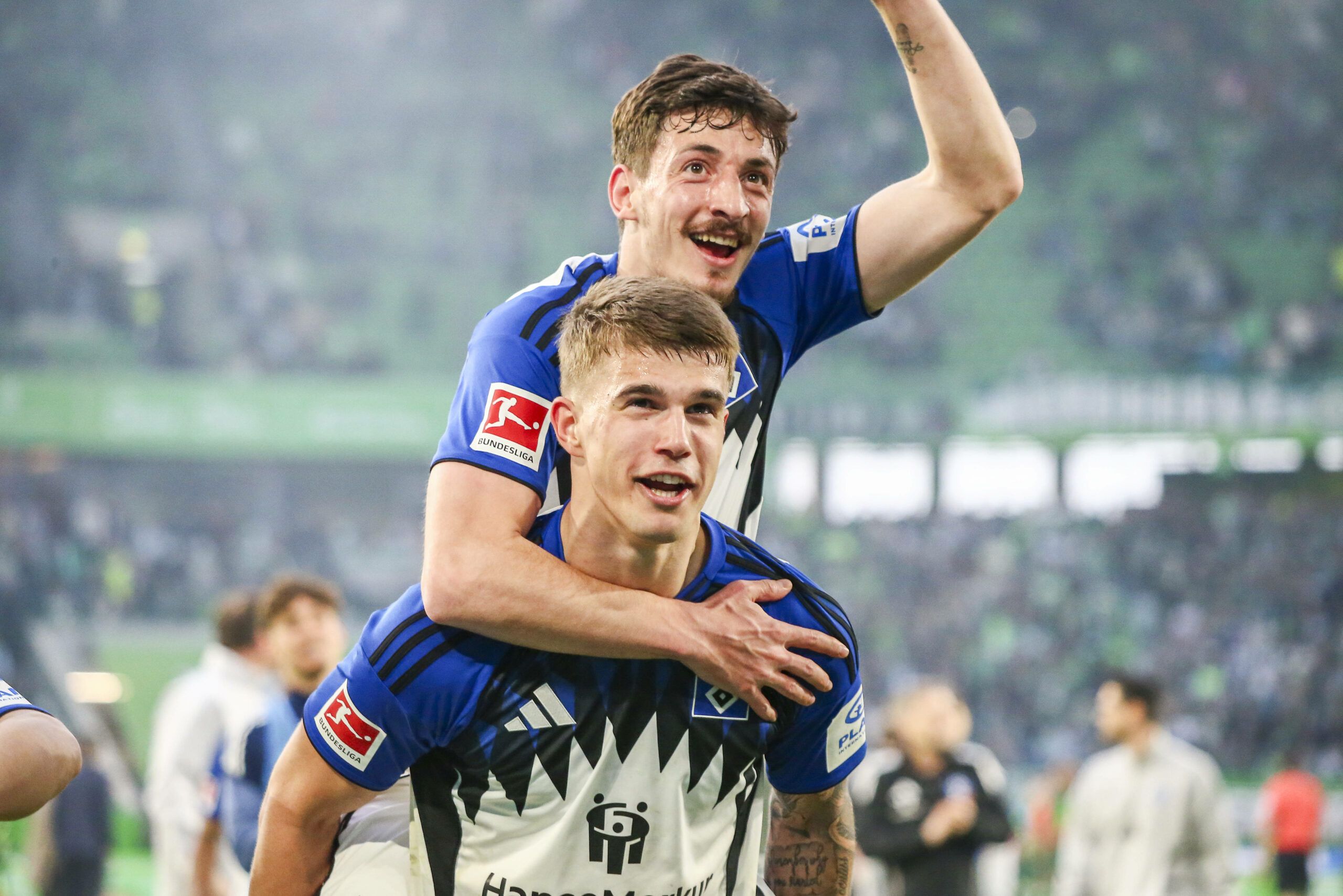 HSV-Profi Luka Vuskovic wird in Wolfsburg von Kollege Giorgi Gocholeishvili (oben) gefeiert.