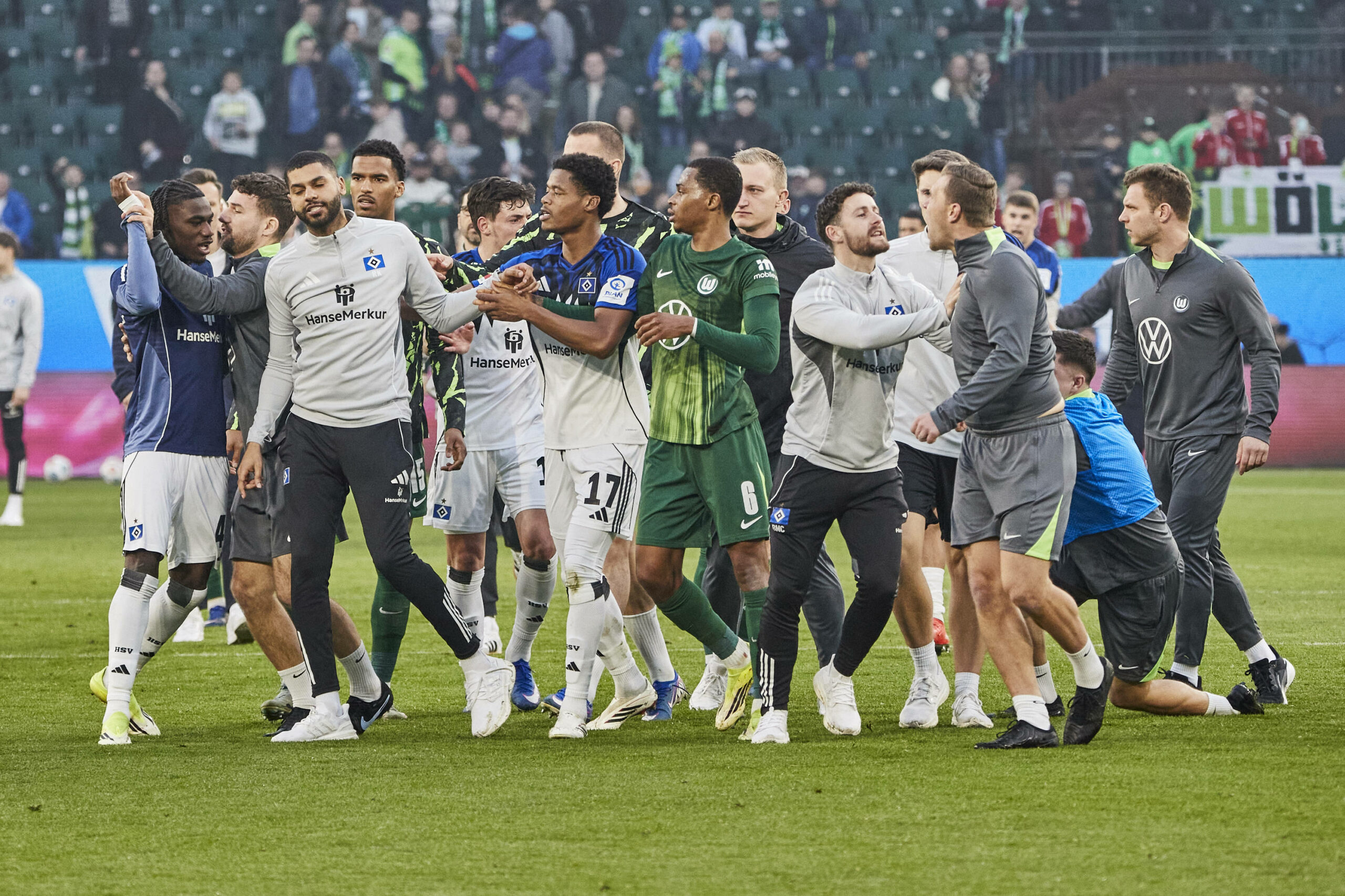 Rudelbildung nach dem HSV-Spiel in Wolfsburg