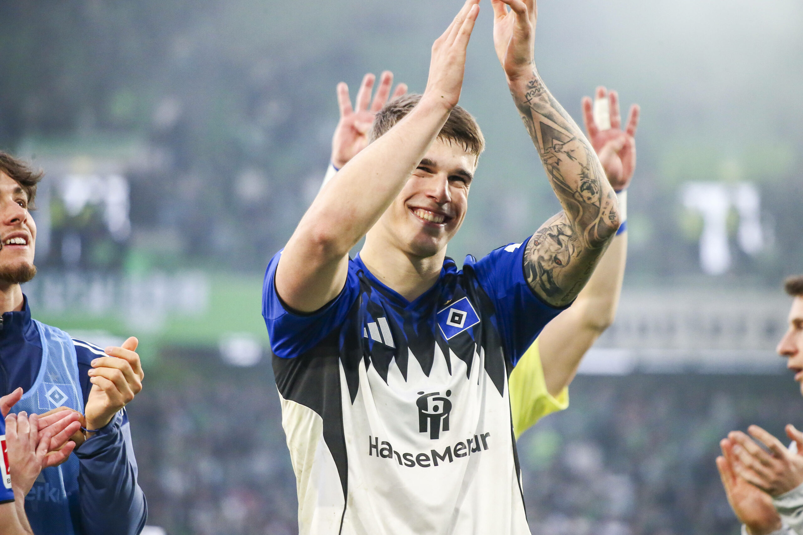 Luka Vuskovic bejubelt den 2:1-Sieg des HSV in Wolfsburg