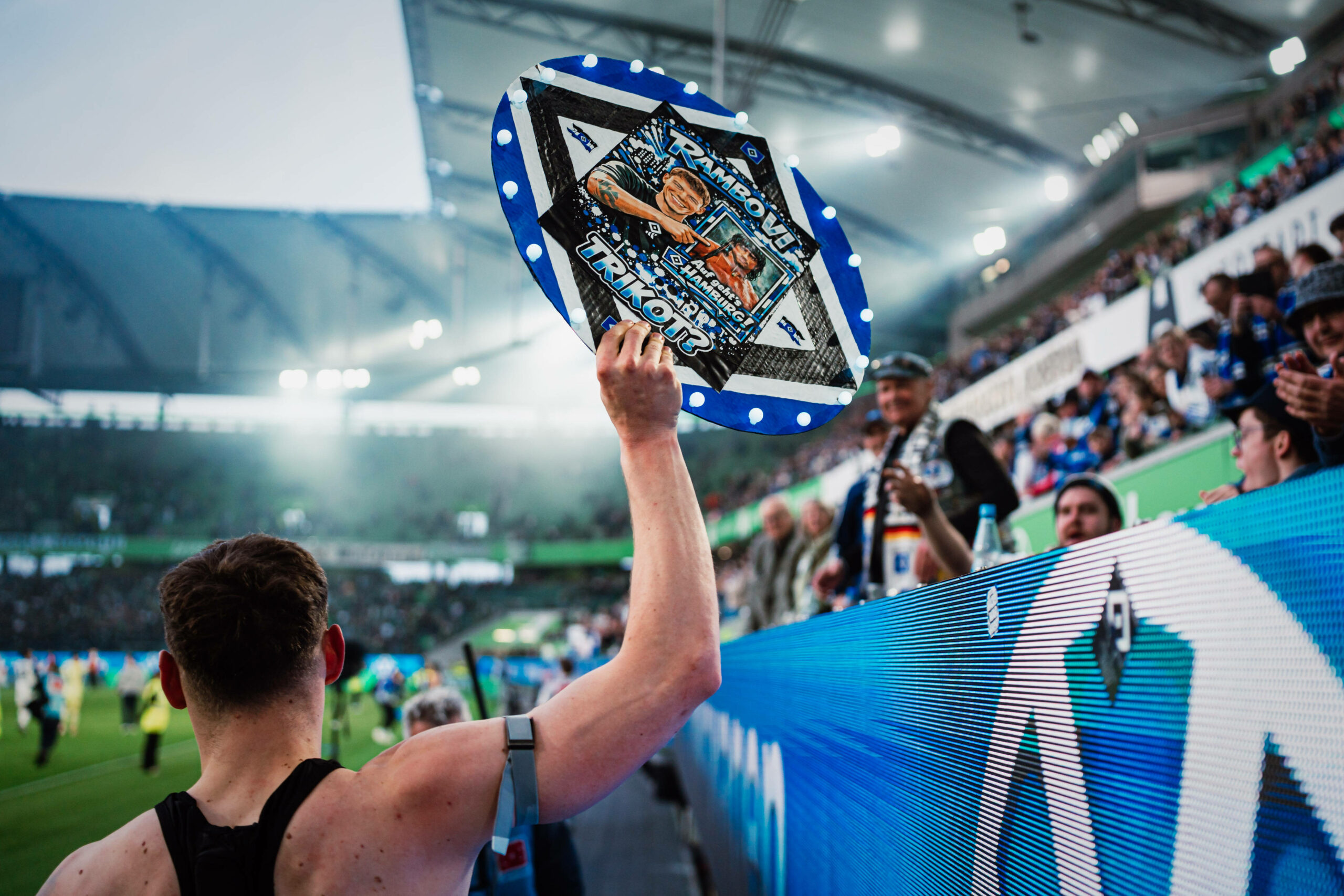 HSV-Profi Nicolai Remberg reckt das Geschenk eines Fans in die Höhe.