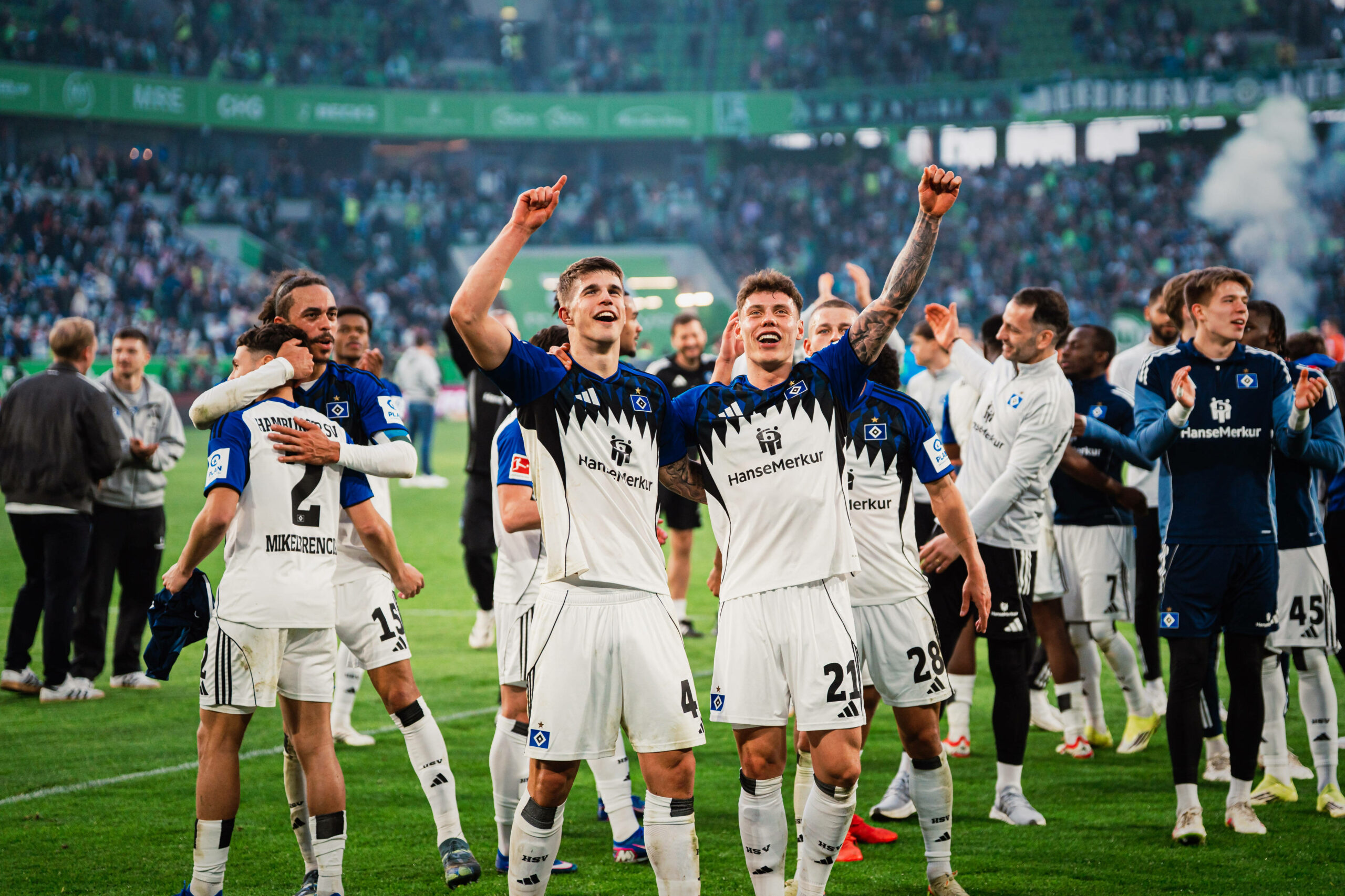 Die HSV-Profis freuen sich nach dem 2:1-Sieg in Wolfsburg