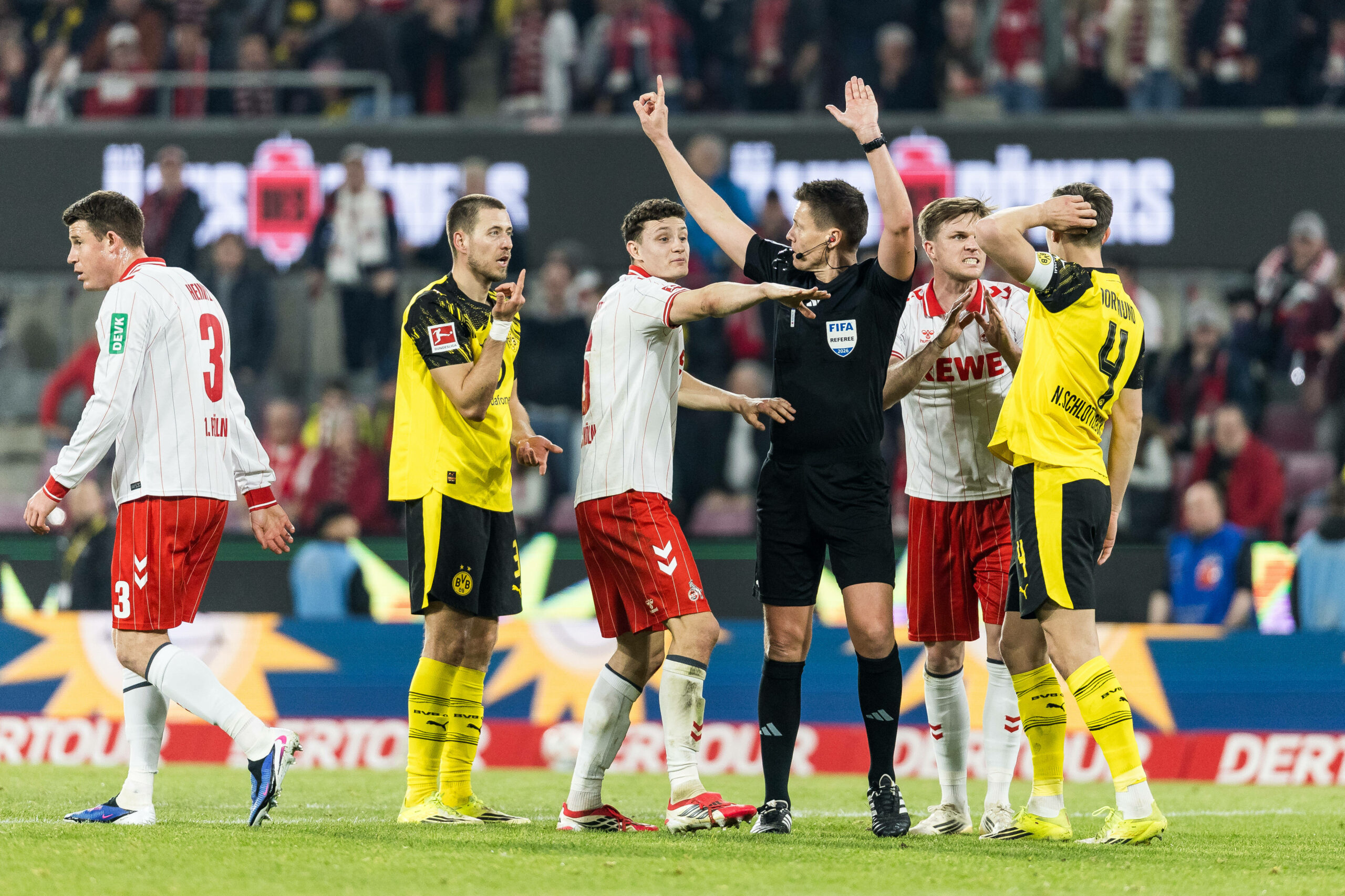 Schiedsrichter Daniel Siebert diskutiert beim Spiel des 1. FC Köln gegen Borussia Dortmund