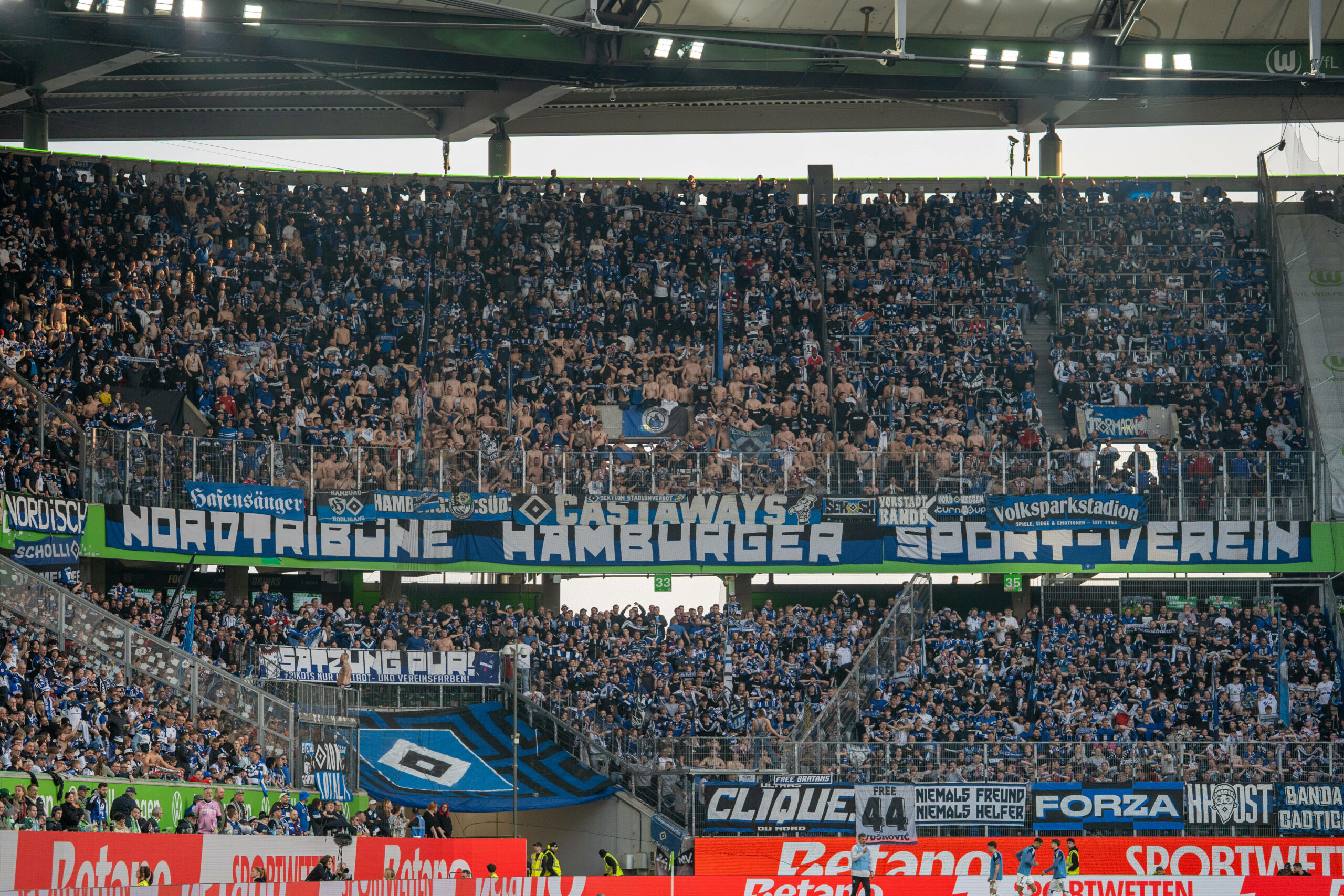 Die HSV-Fans während der Partie beim VfL Wolfsburg.