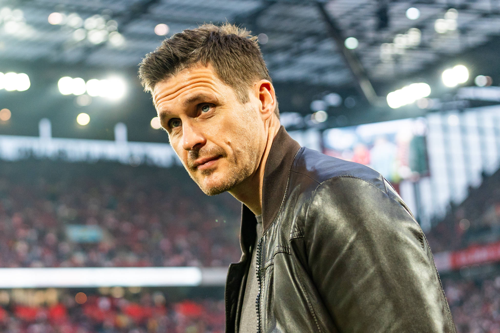 BVB-Sportdirekt Sebastian Kehl blickt verschmitzt zur Seite.