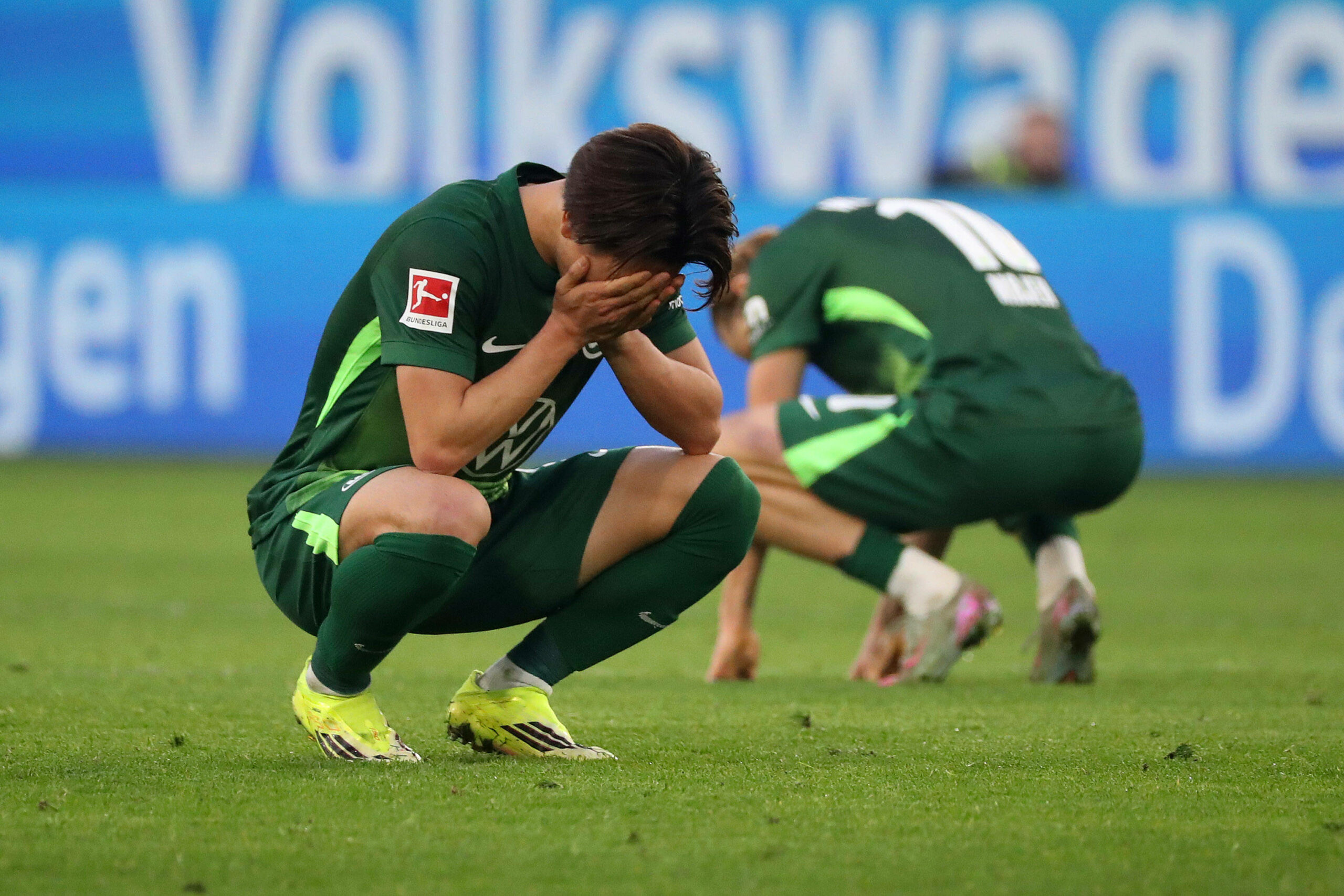 Kento Shiogai vergräbt die Hände in seinem Gesicht