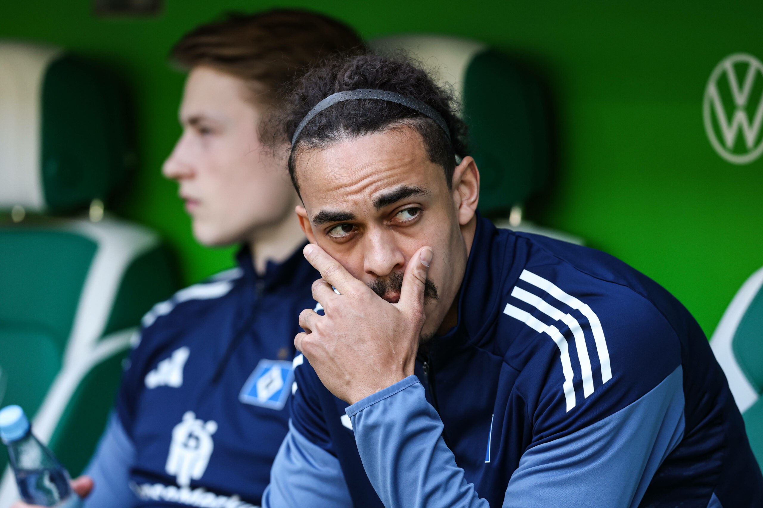 HSV-Kapitän Yussuf Poulsen sitzt auf der Bank.