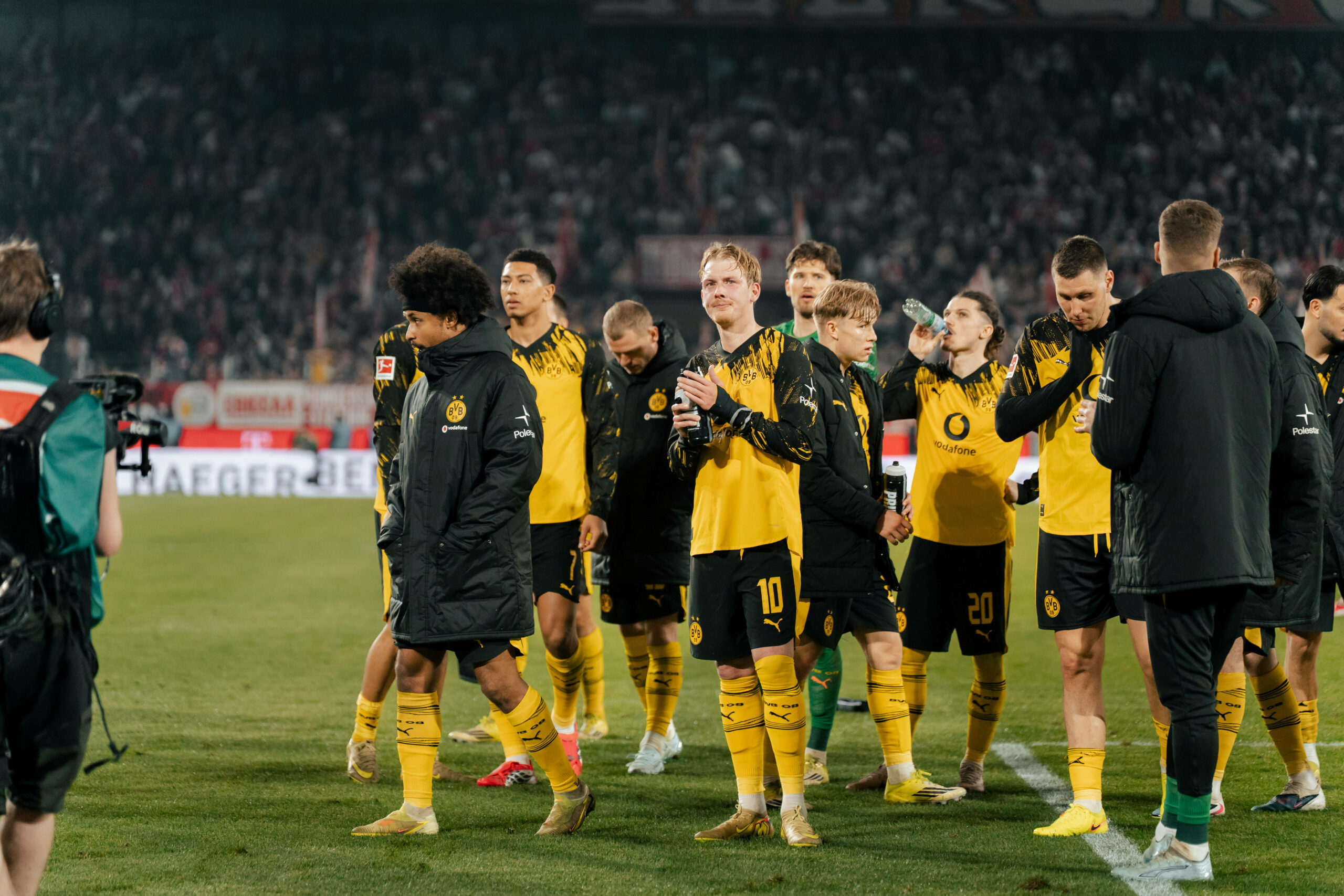 BVB-Spieler um Julian Brandt applaudieren in Richtung der Fans