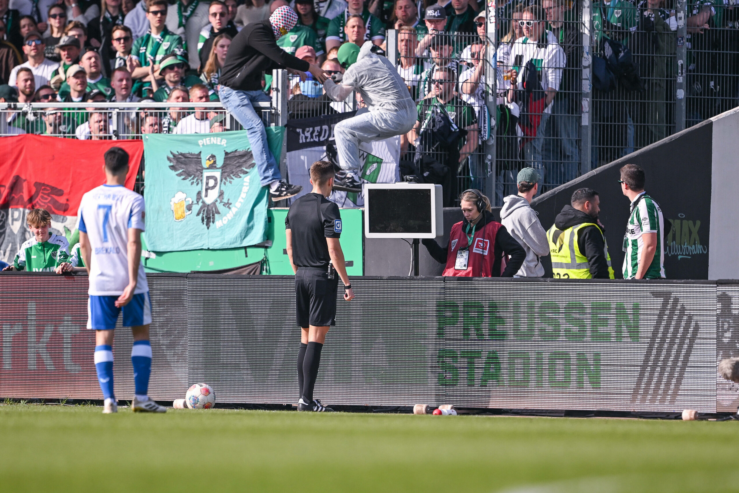 Schiedsrichter Felix Bickel steht in Münster vor dem schwarzen VAR-Bildschirm