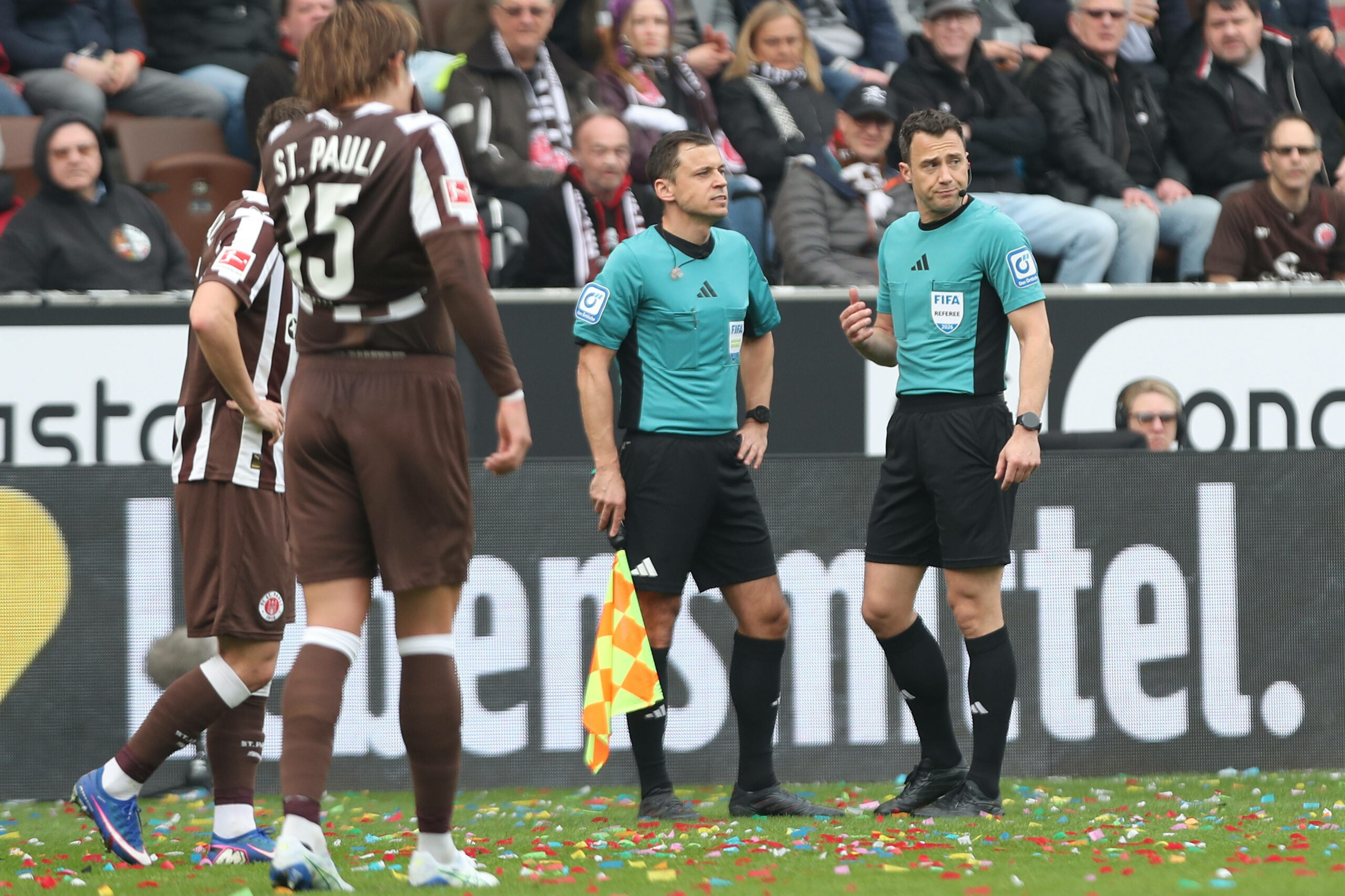 Schiedsrichter Felix Zwayer beim St. Pauli-Spiel gegen Frankfurt im Gespräch mit Assistent Christian Dietz