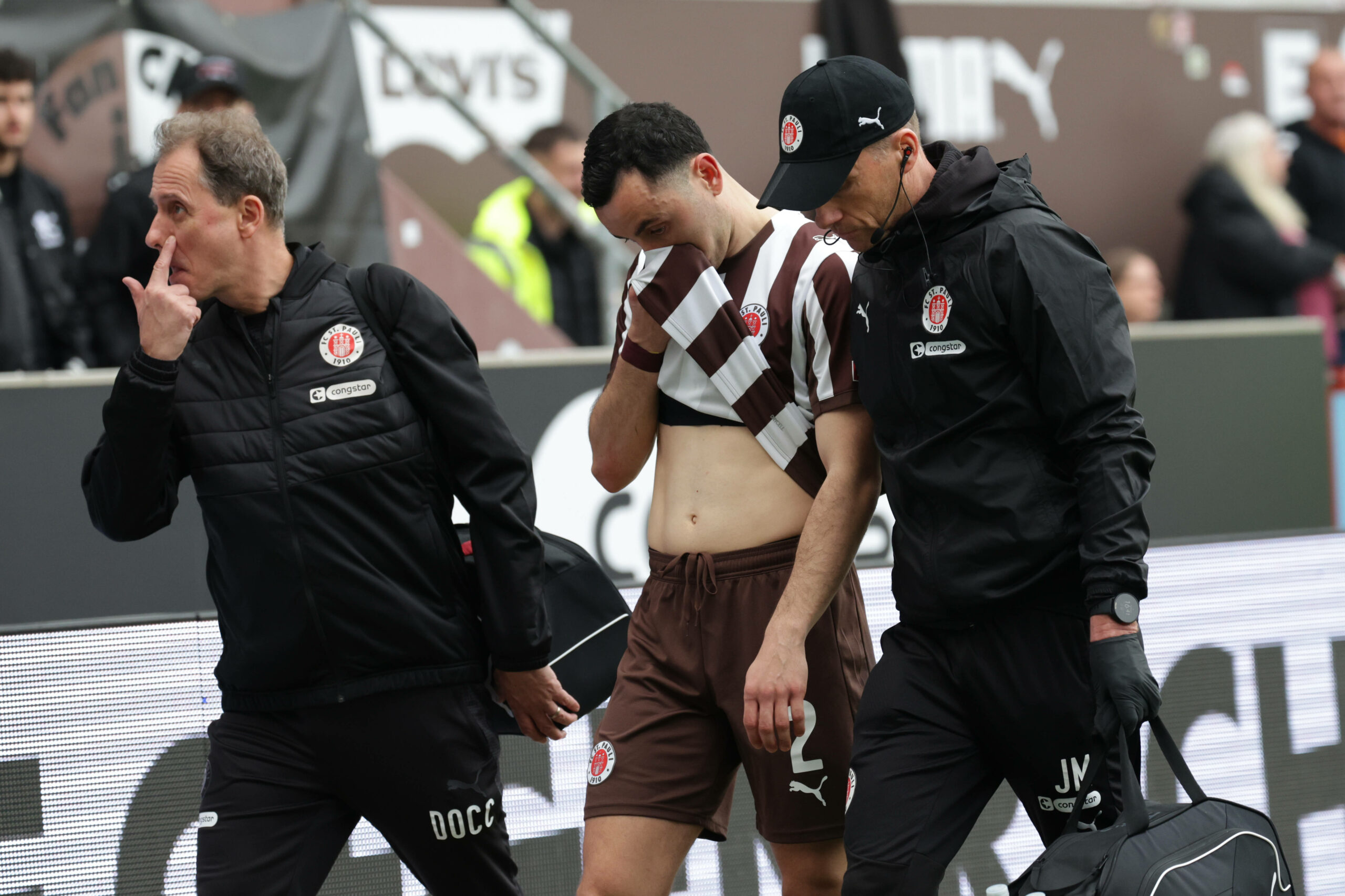 Saliakas wischt sich mit seinem Trikot durchs Gesicht