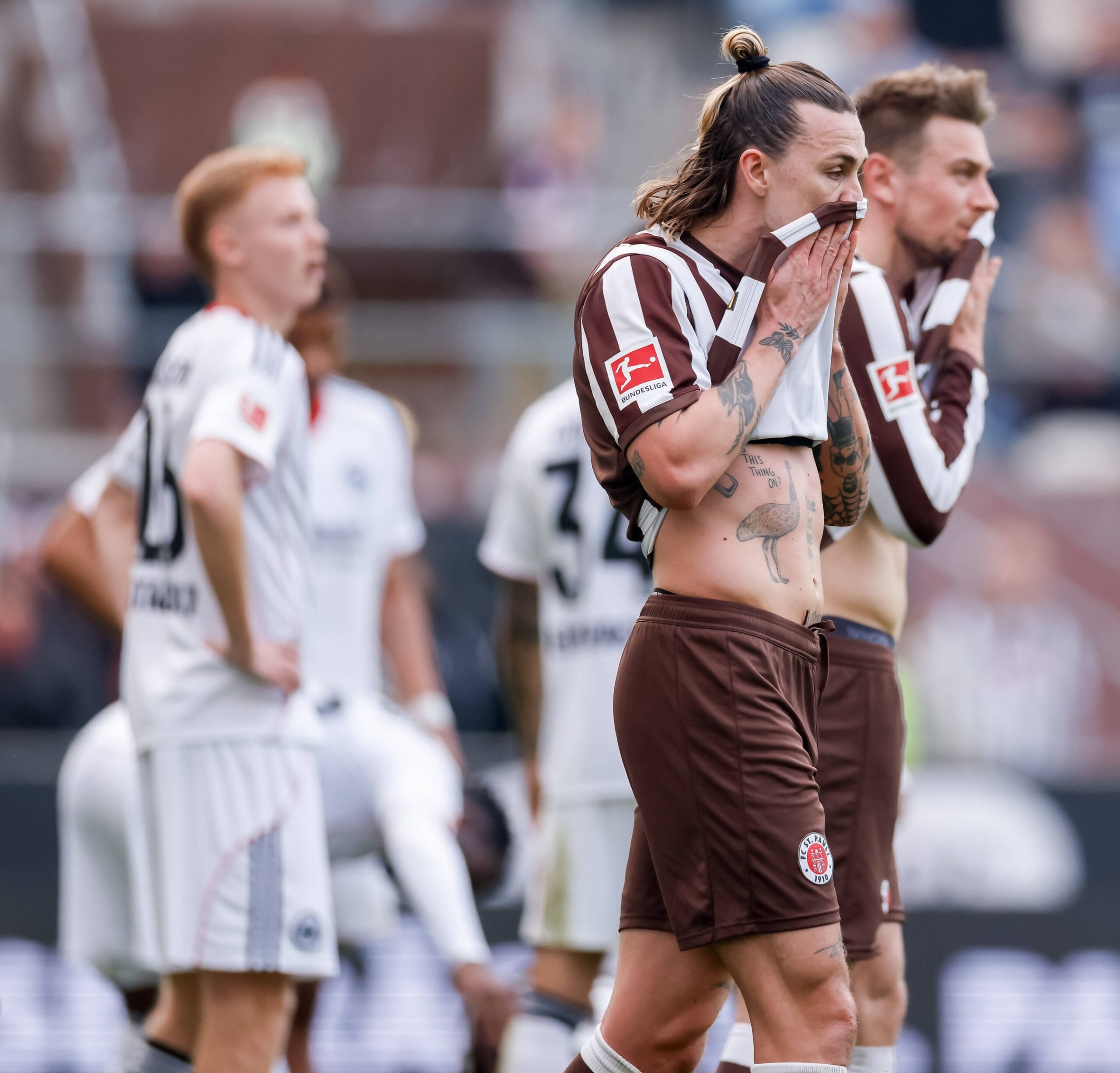 Jackson Irvine und Hauke Wahl nach dem Schlusspfiff gegen Frankfurt