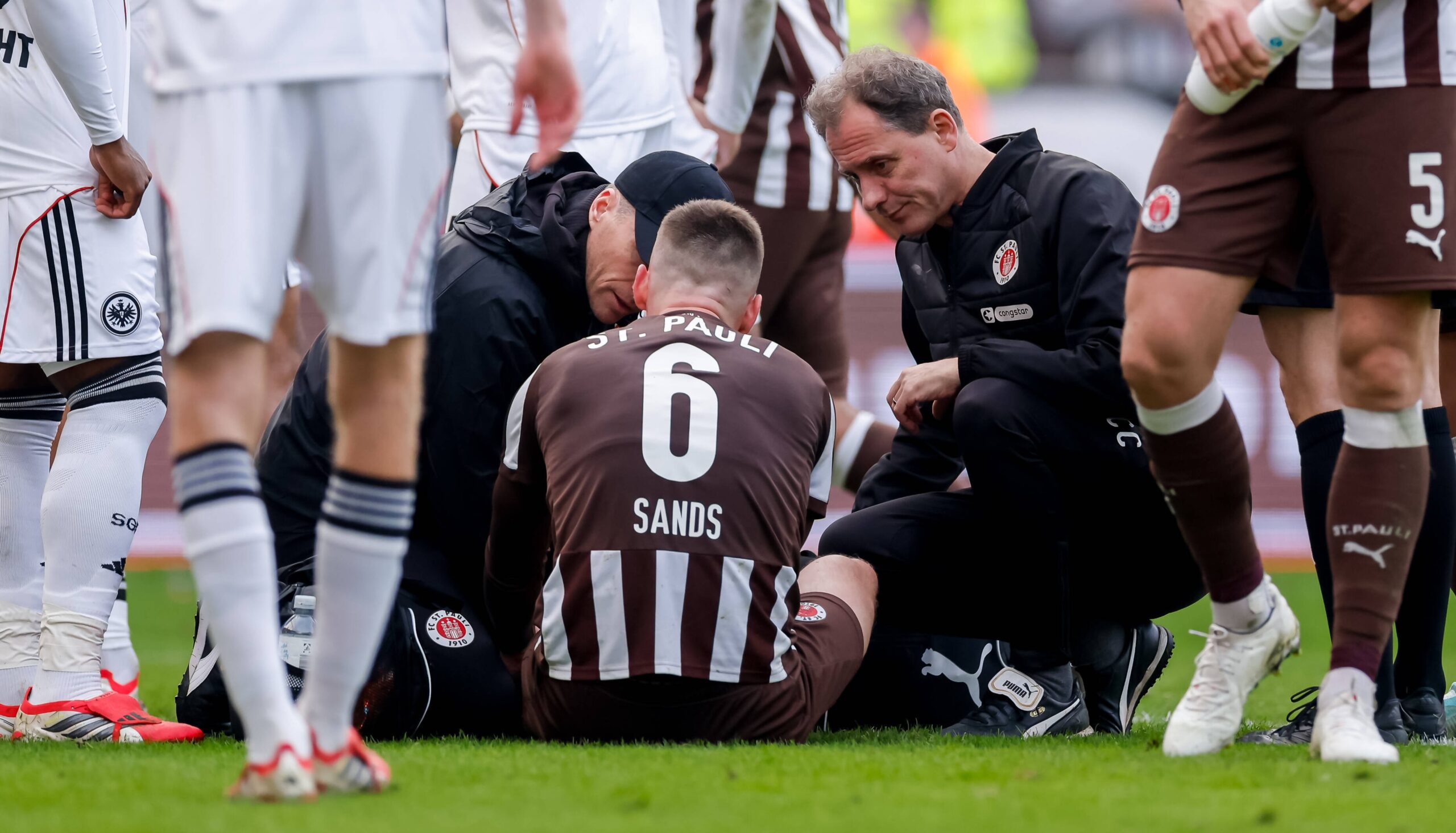 James Sand verletzt am Boden