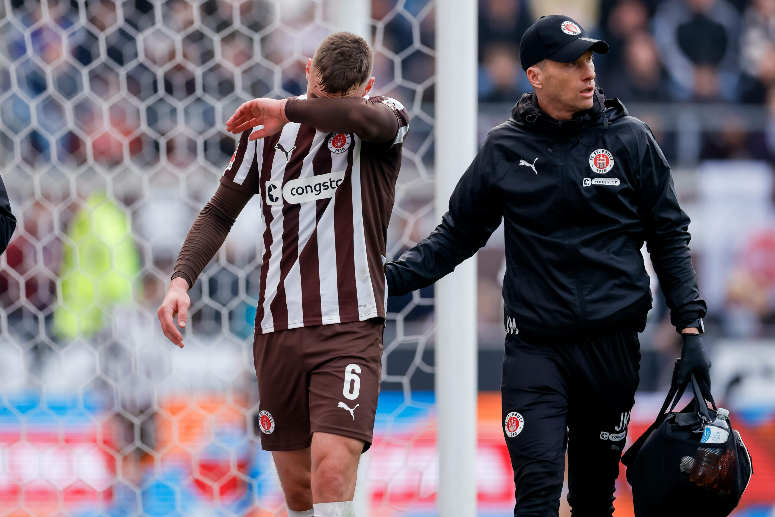 St. Pauli-Profi James Sands bei seiner verletzungsbedingten Auswechslung gegen Frankfurt