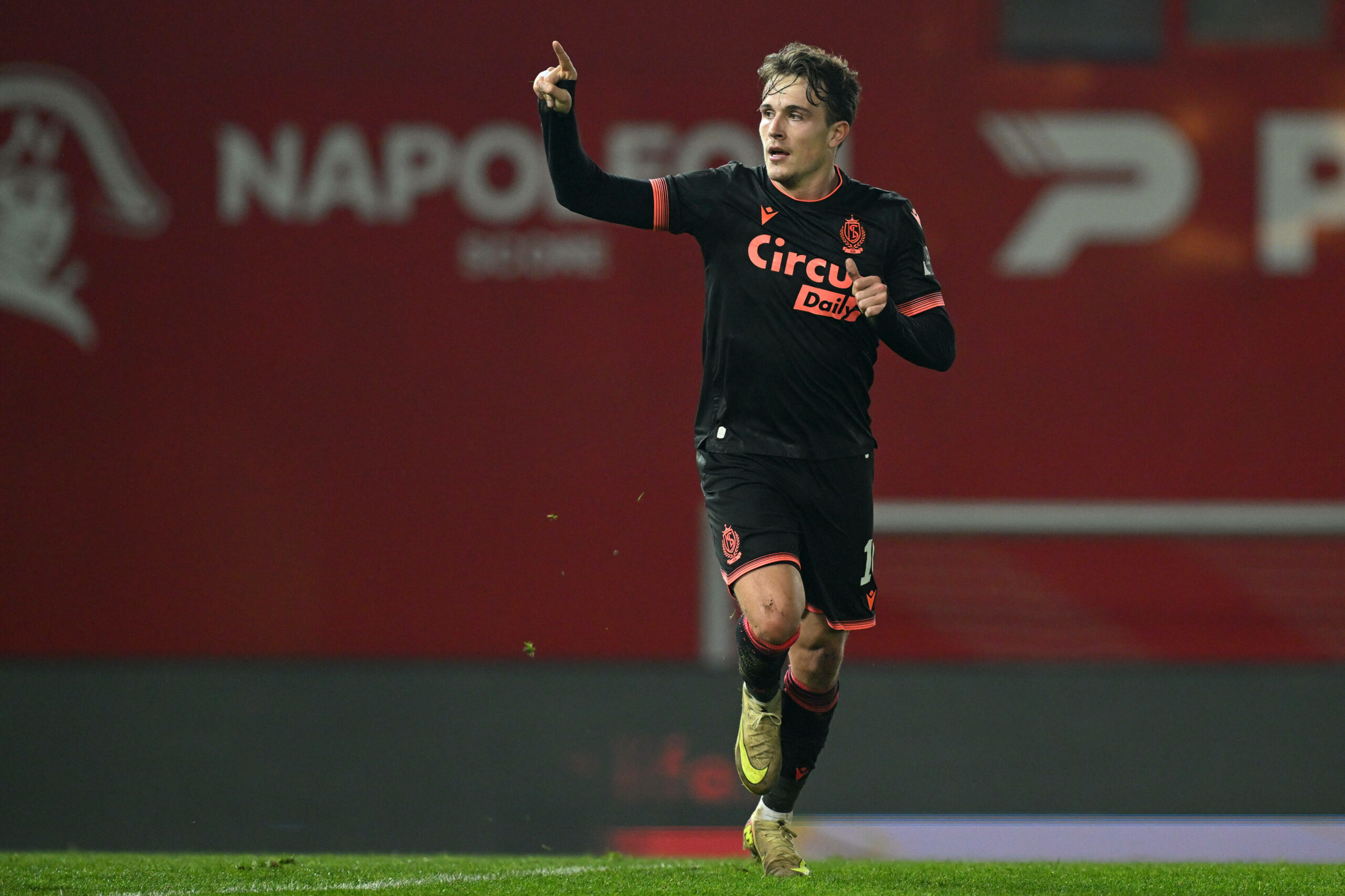 Dennis Eckert Ayensa im Trikot von Standard Lüttich