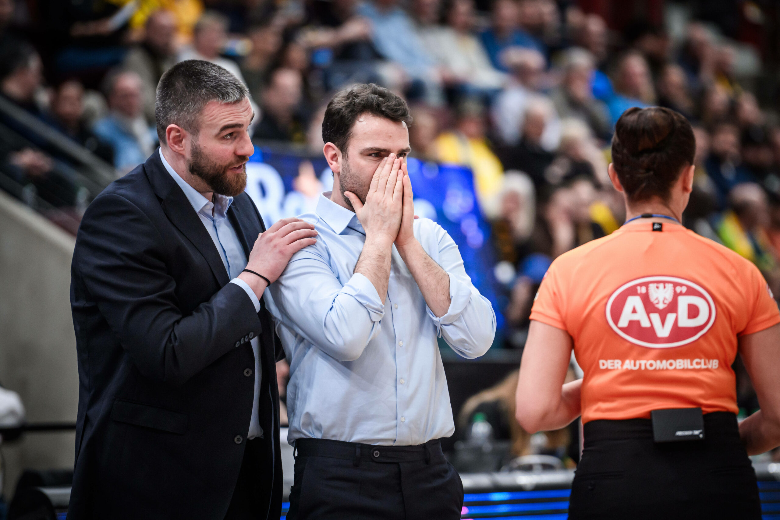 Towers-Coach Benka Barloschky schlägt die Hände vors Gesicht.