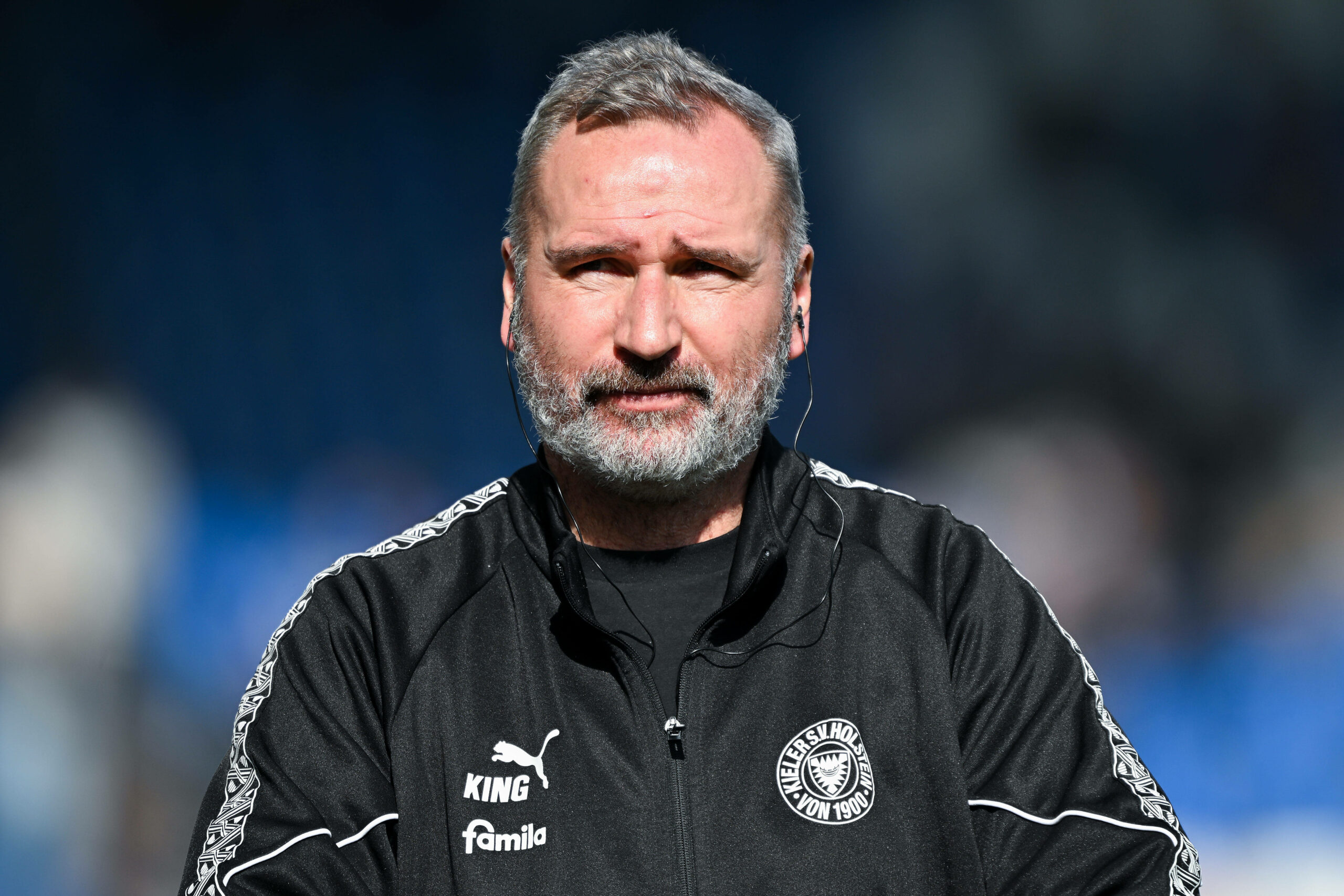 Tim Walter guckt ernst.