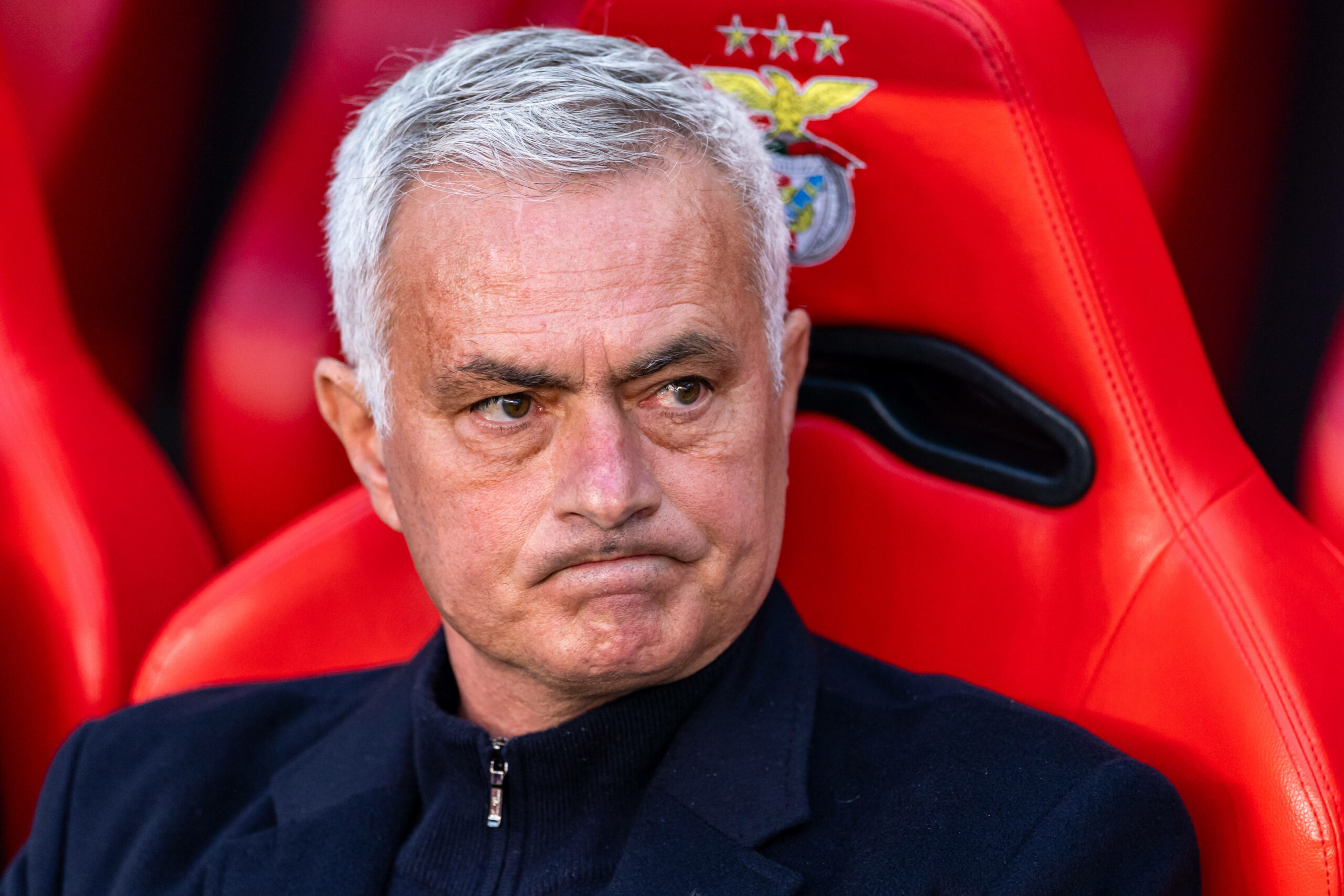 Jose Mourinho sitzt wütend auf der Trainerbank.