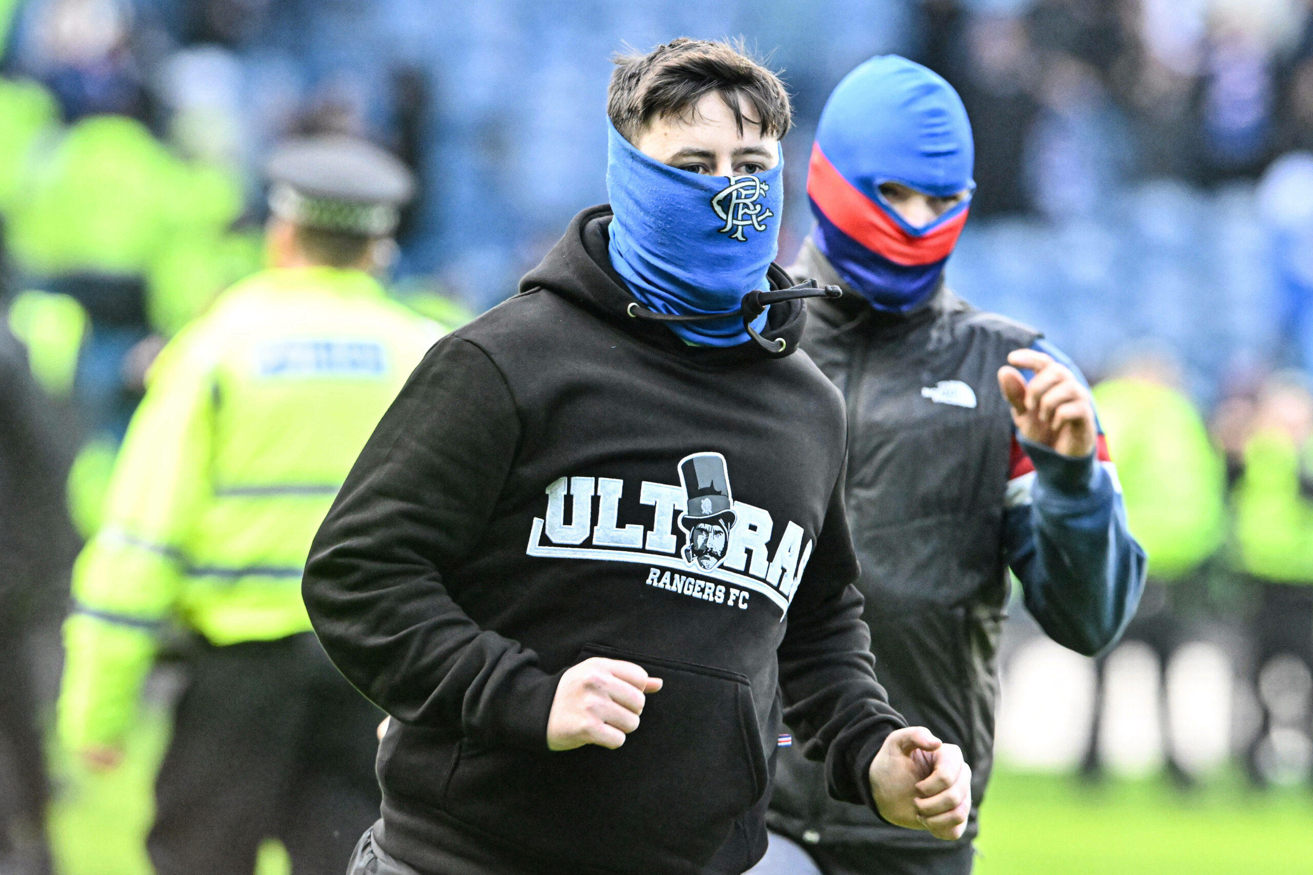 Vermummte Ranges-Fans stürmen in Glasgow auf den Platz