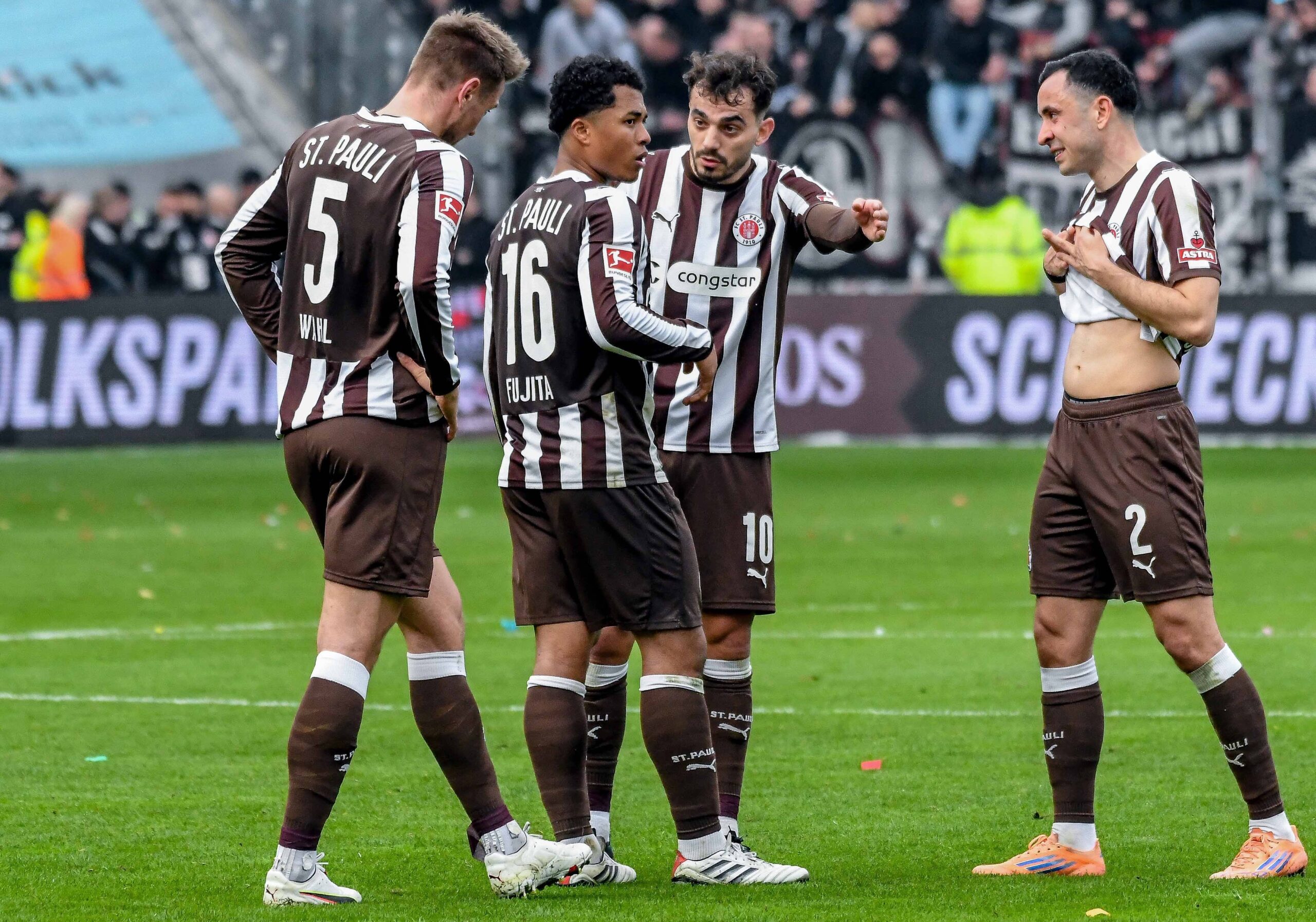 Danel Sinani diskutiert mit Joel Chima Fujita