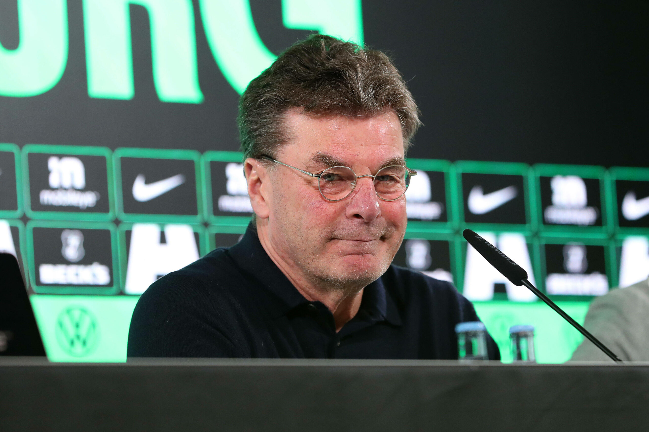 Hecking auf einer Pressekonferenz