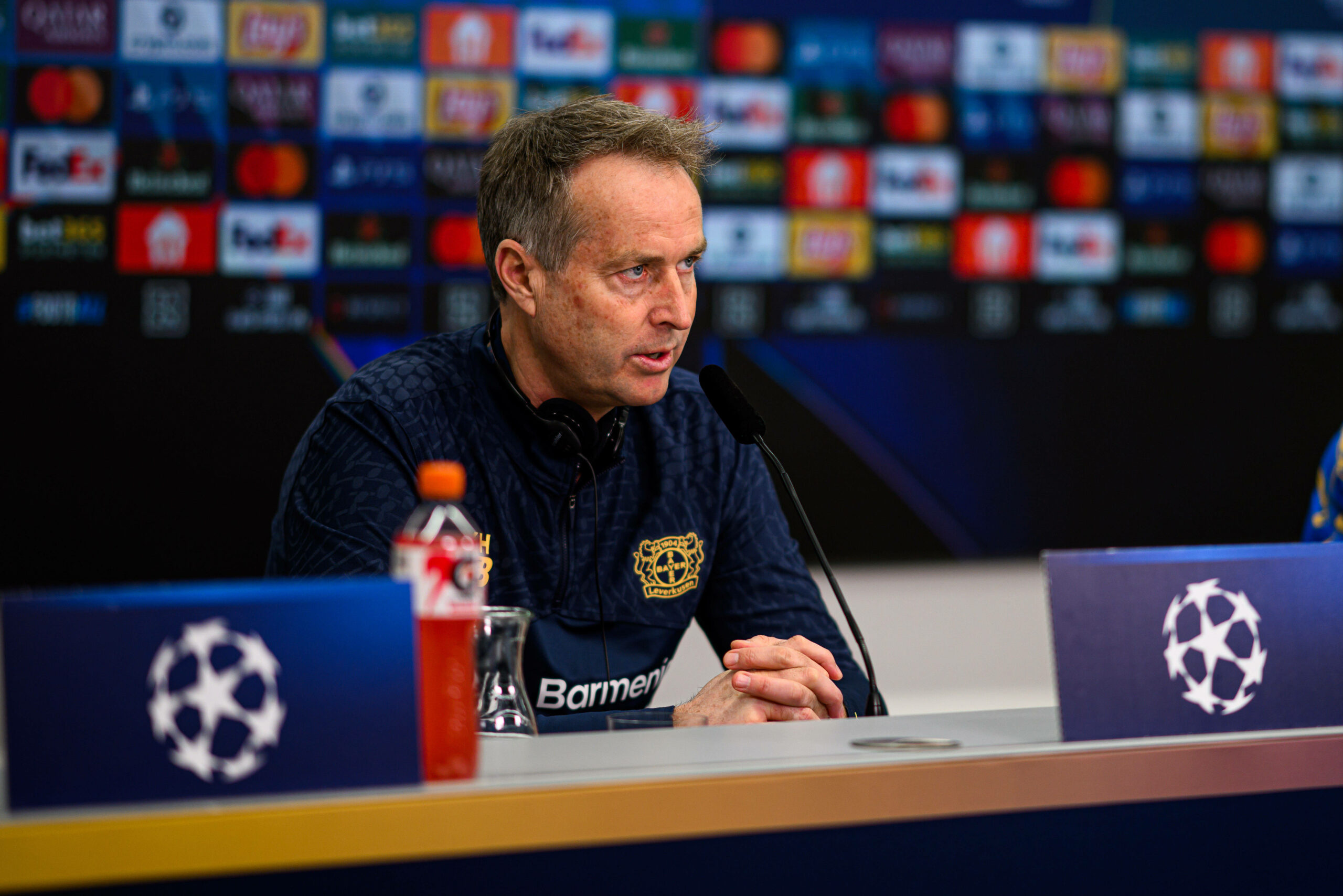 Kaspar Hjulmand spricht auf einer Pressekonferenz in ein Mikrofon.