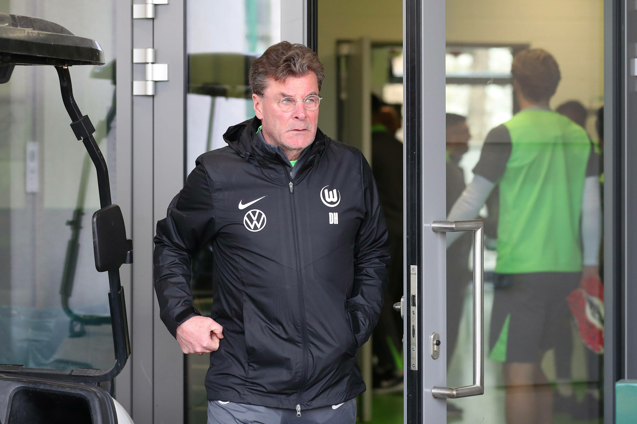 Dieter Hecking kommt mit ernster Miene aus einem Gebäude am Trainingsplatz.