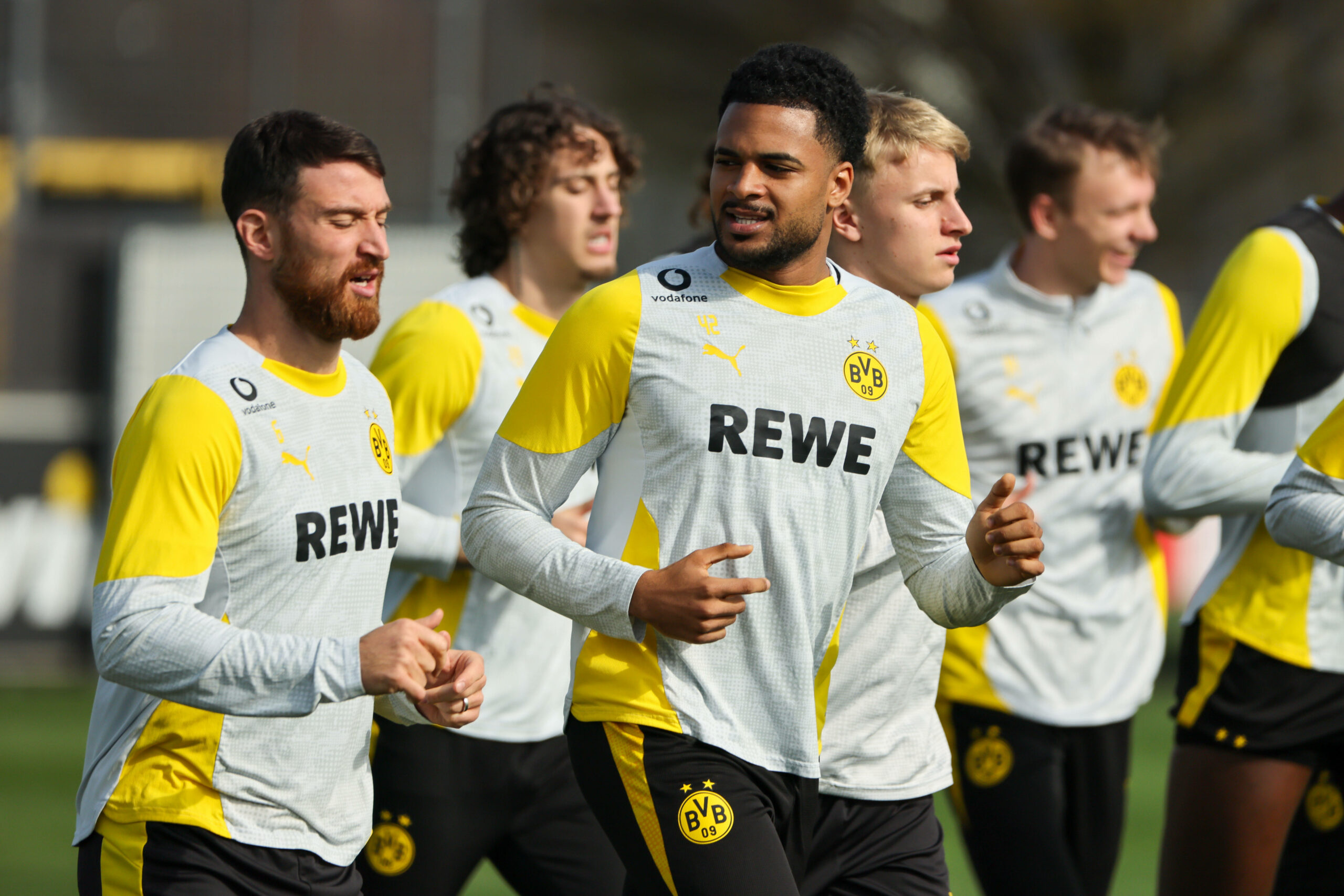 Almugera Kabar (r.) bei einer Trainingseinheit mit Borussia Dortmund.