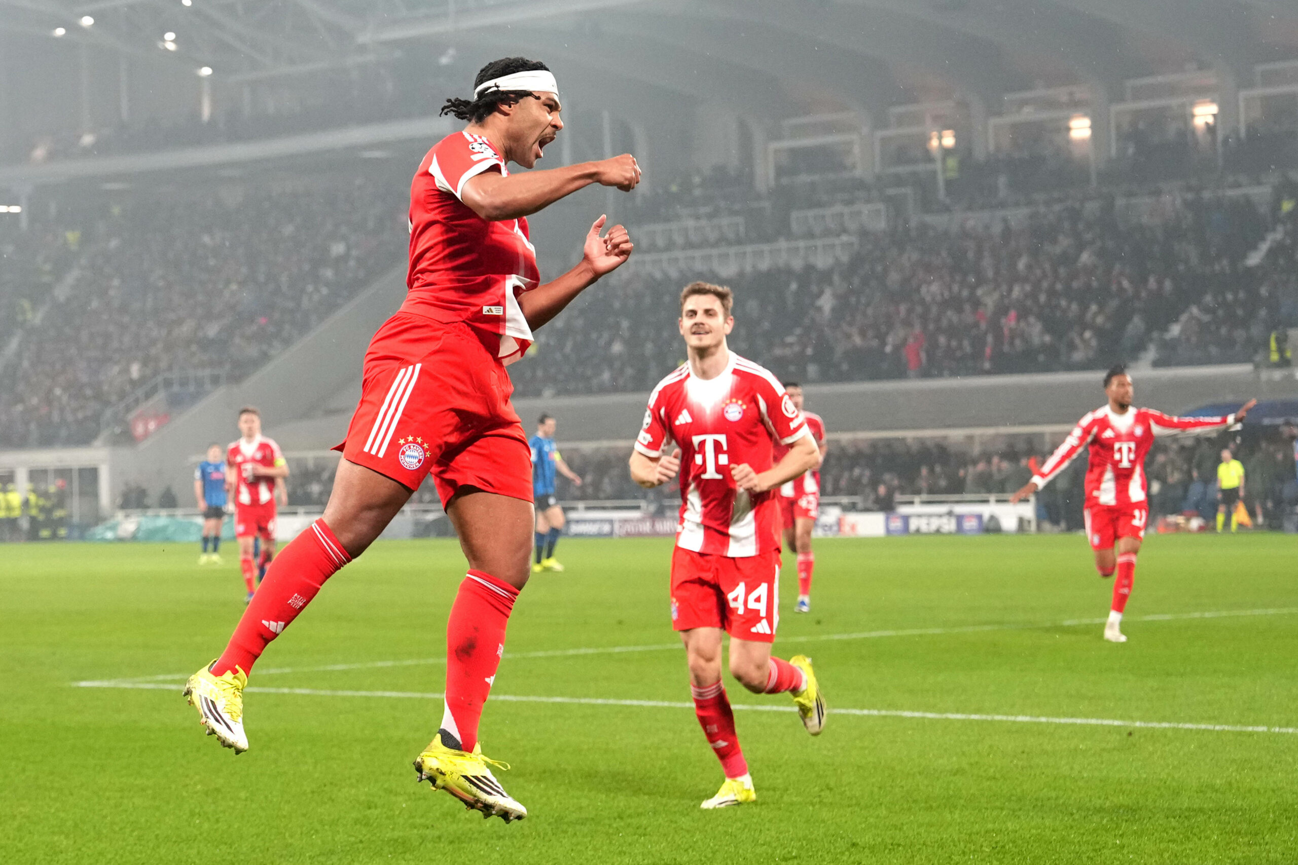 Serge Gnabry feiert sein Tor zum 3:0 für die Bayern.