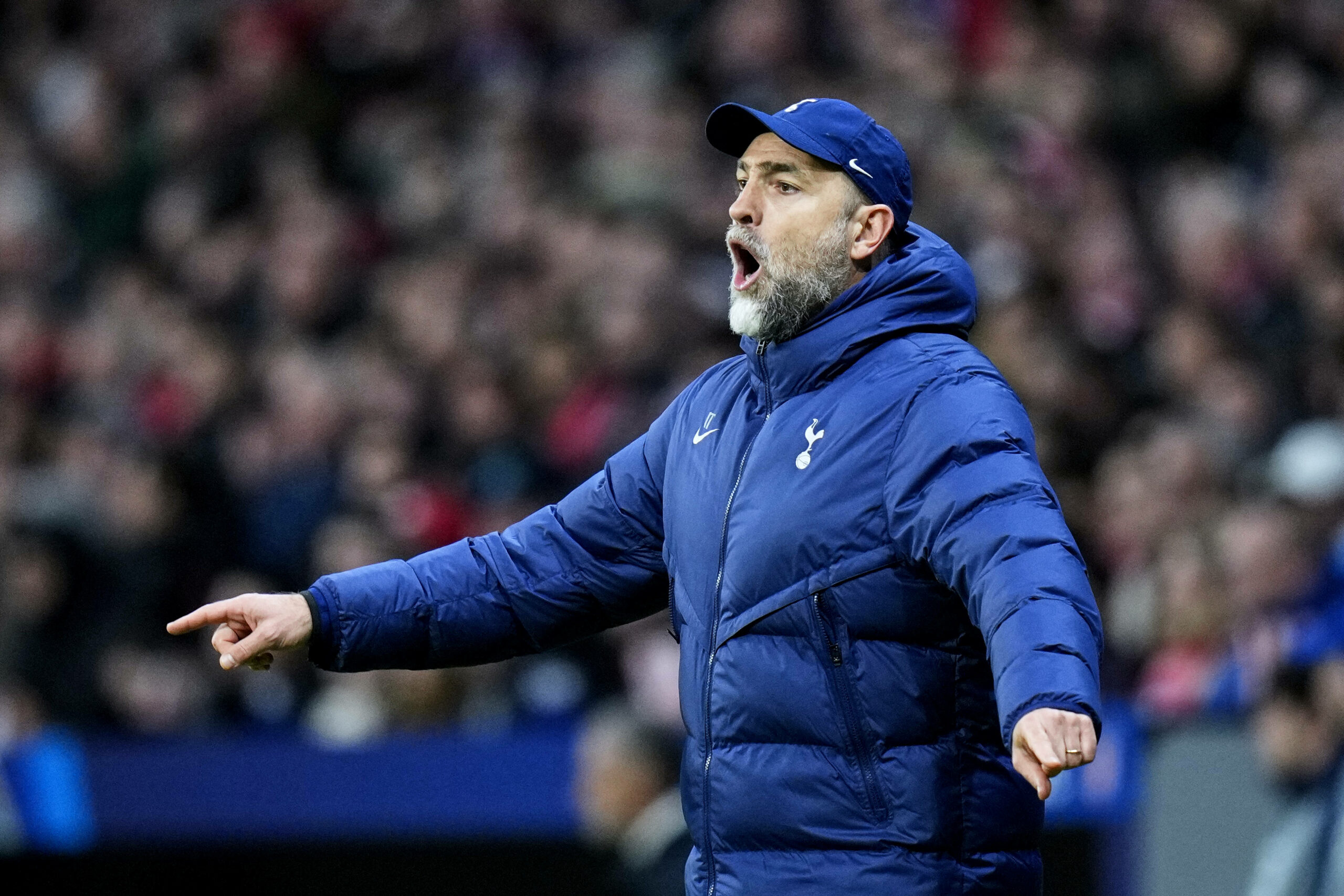 Tottenham-Trainer Tudor zeigt seinen Spielern etwas am Spielfeldrand an.