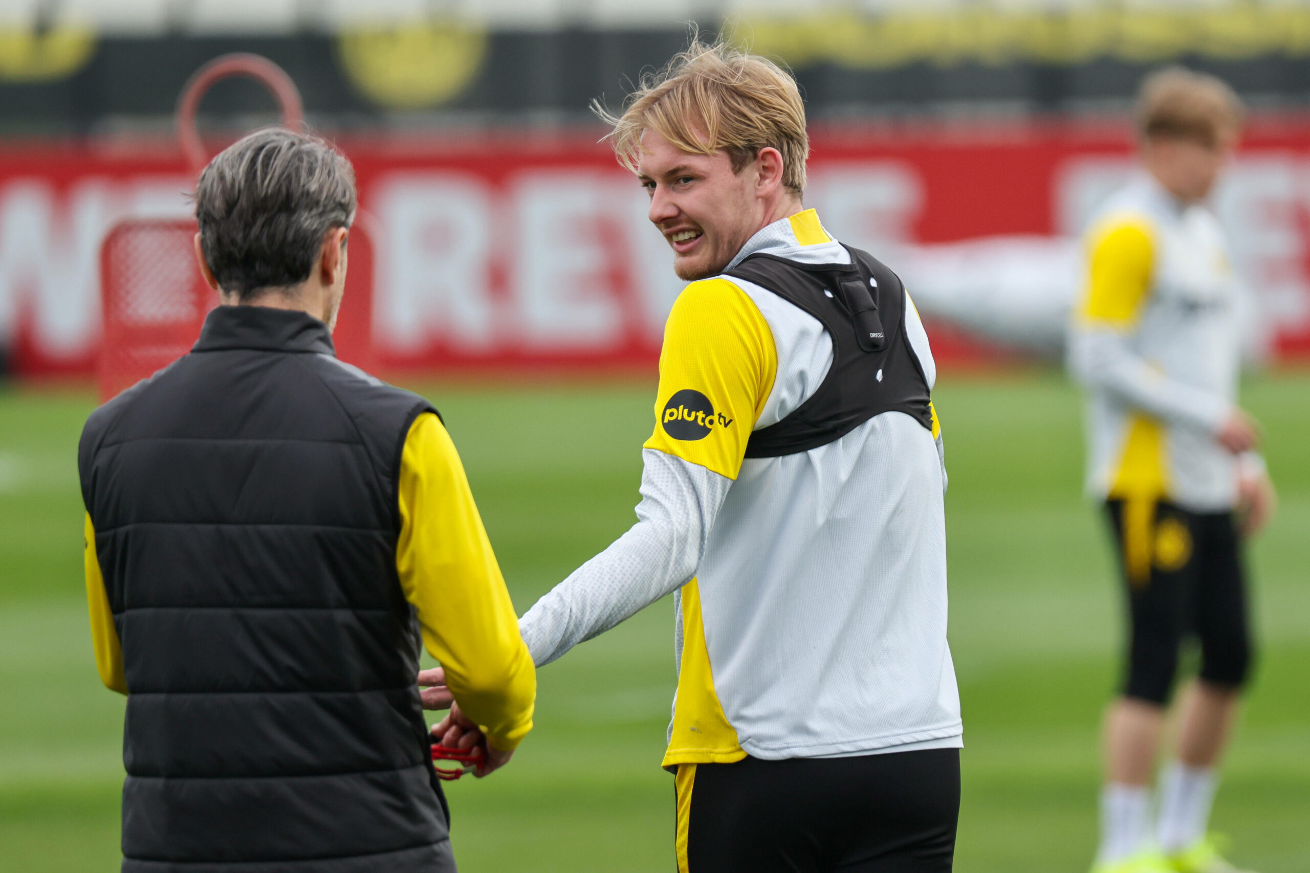 Julian Brandt dreht sich im Training zu Niko Kovac um.
