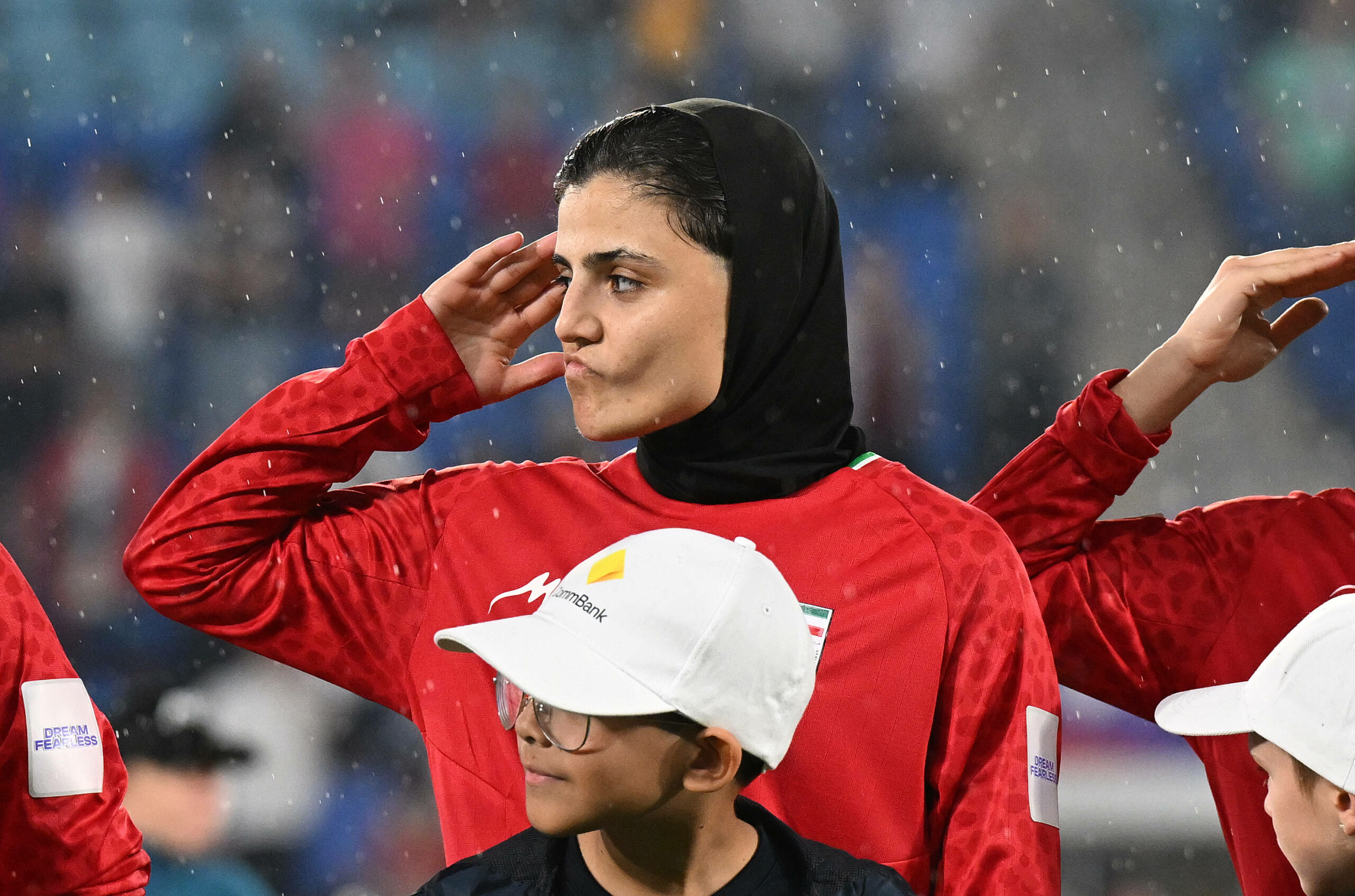 Fatemeh Pasandideh salutiert während der Hymne.