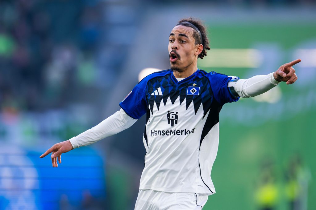 HSV-Kapitän Yussuf Poulsen gibt während der Partie in Wolfsburg Anweisungen.