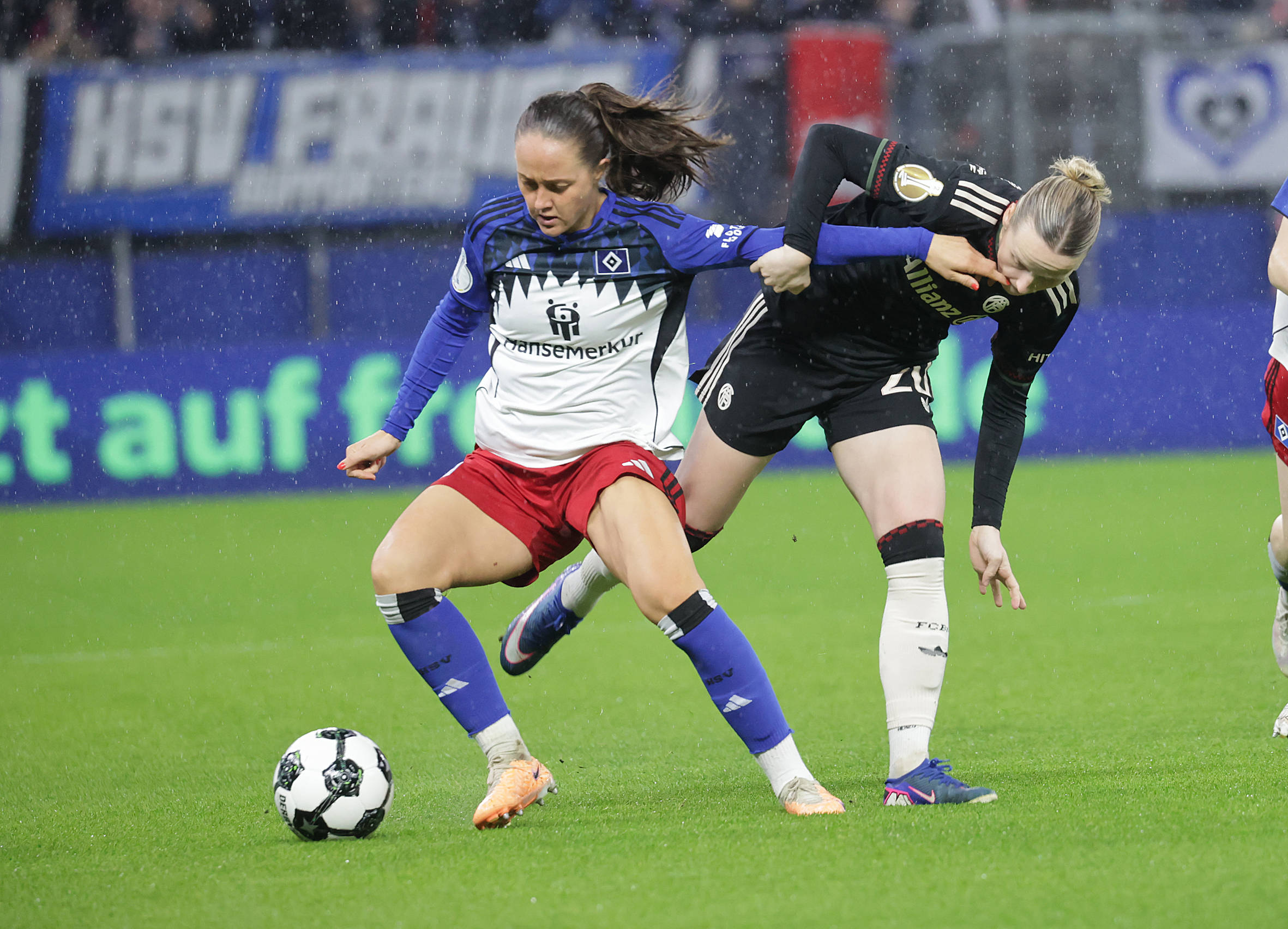 HSV-Kapitänin Pauline Machten behauptet den Ball gegen Franziska Kett.