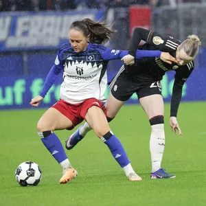 HSV-Kapitänin Pauline Machten behauptet den Ball gegen Franziska Kett.