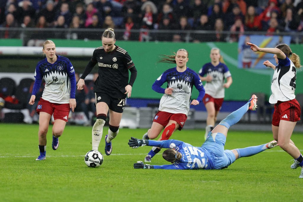 Die Entscheidung: Franziska Kett rumkurvt HSV-Torhüterin Lea Paulick und schiebt zum 0:2 ein.